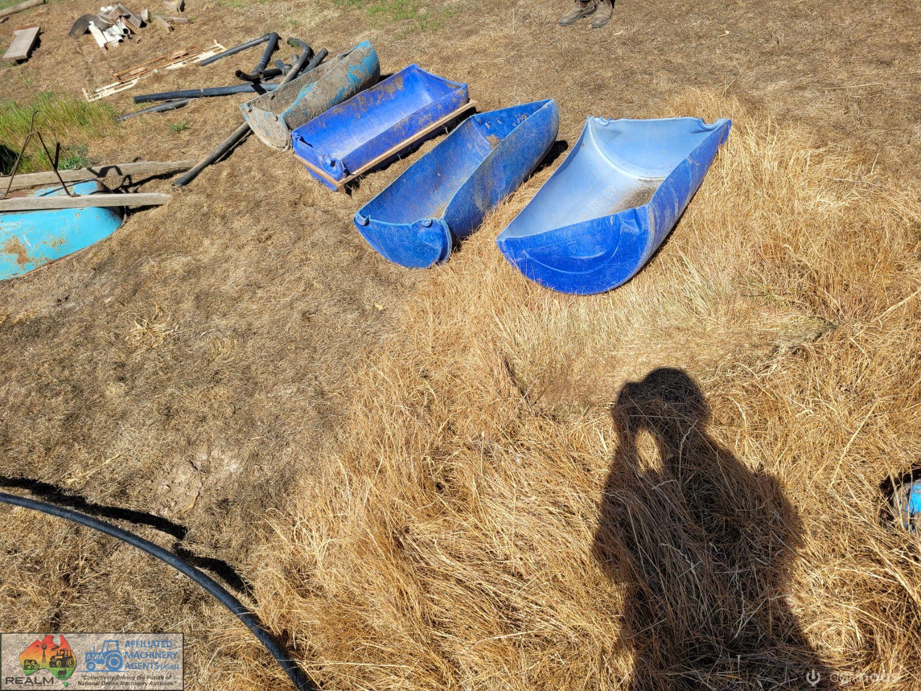 4x Poly Feed Troughs - photo 3