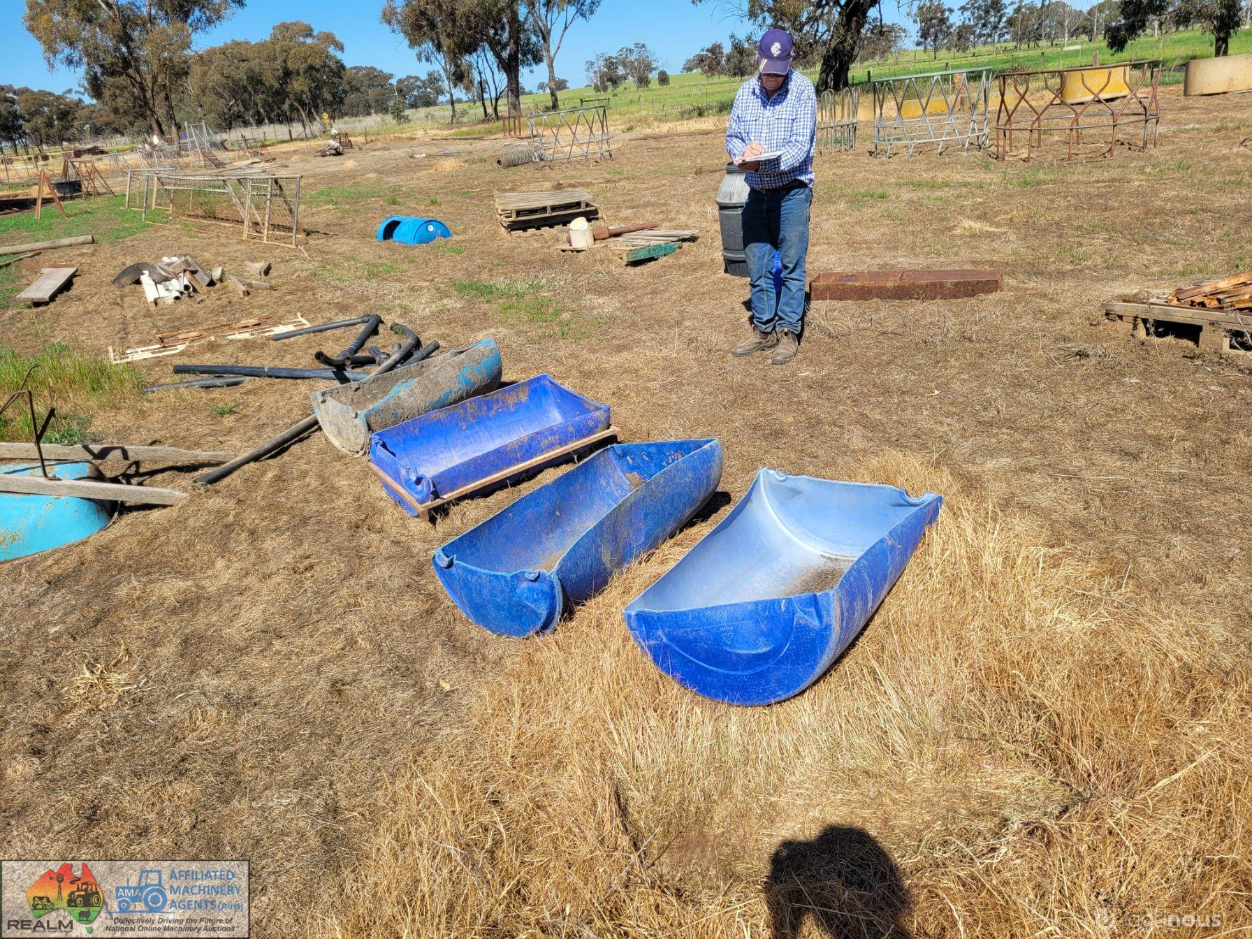 4x Poly Feed Troughs - photo 4