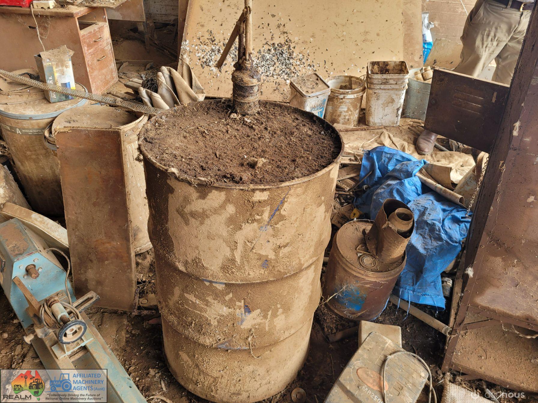 44 Gallon Drum with Oil Pump
