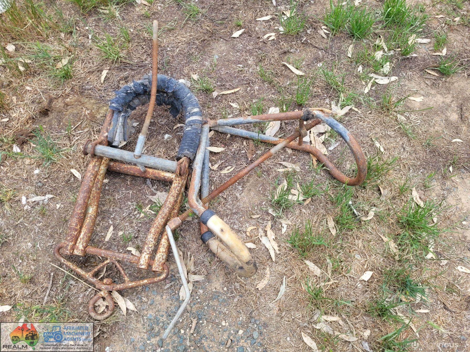 2x Hip Clamps
