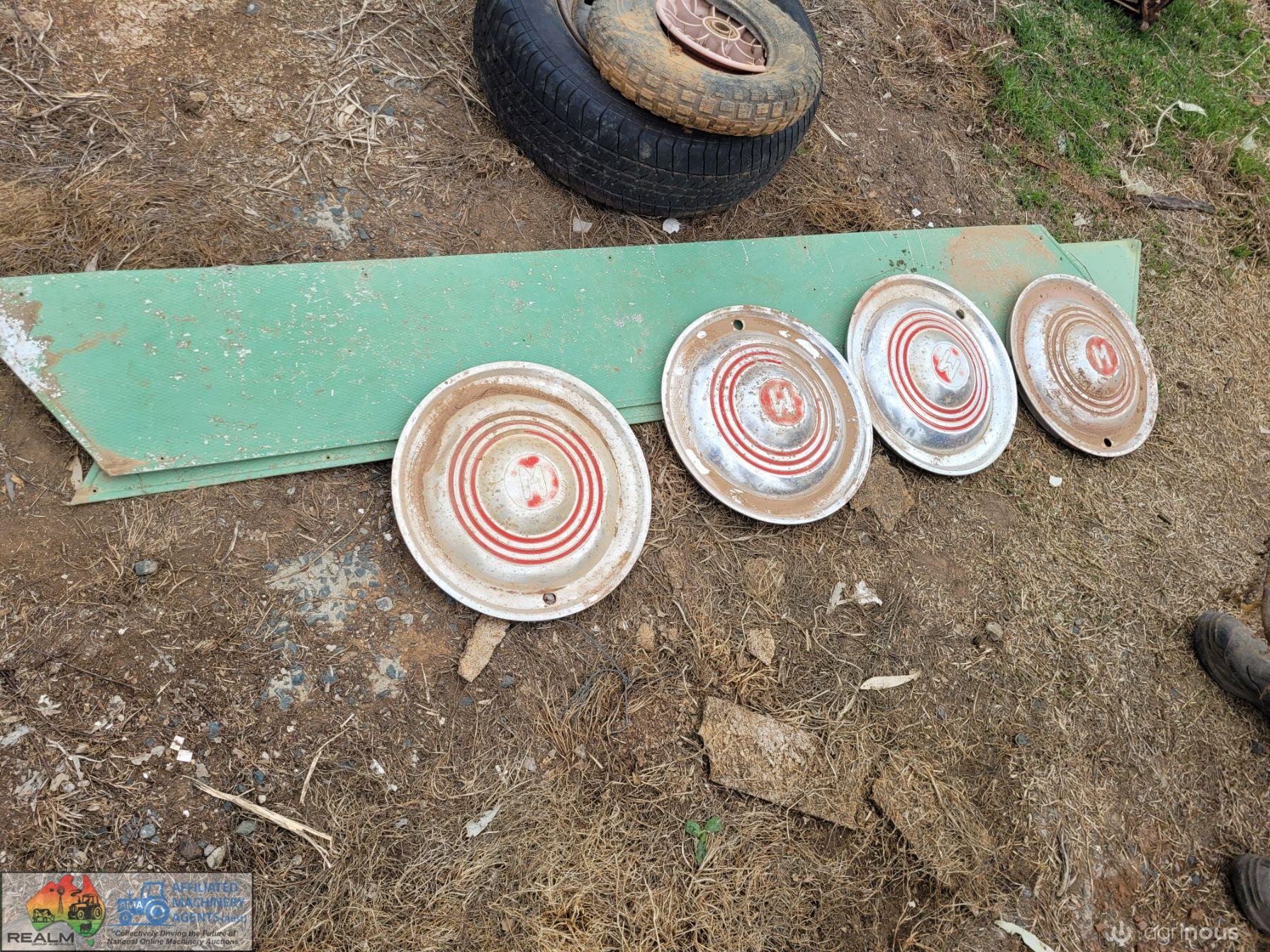 4x Millard Hubcaps & Mudguard Panels - photo 3