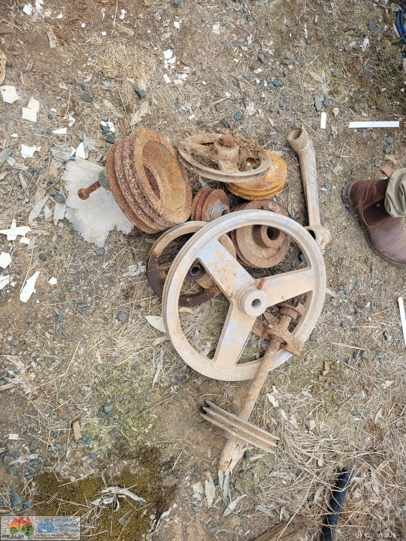 Assorted Belt Pulleys - photo 2