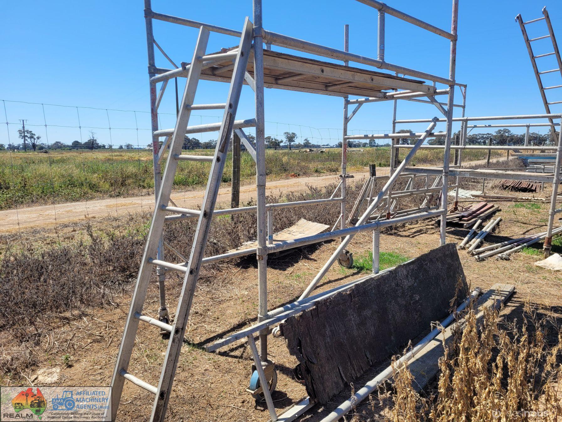 Scaffold with Ladder & 2 Platforms (2.5 x 1.35 x 3m High)