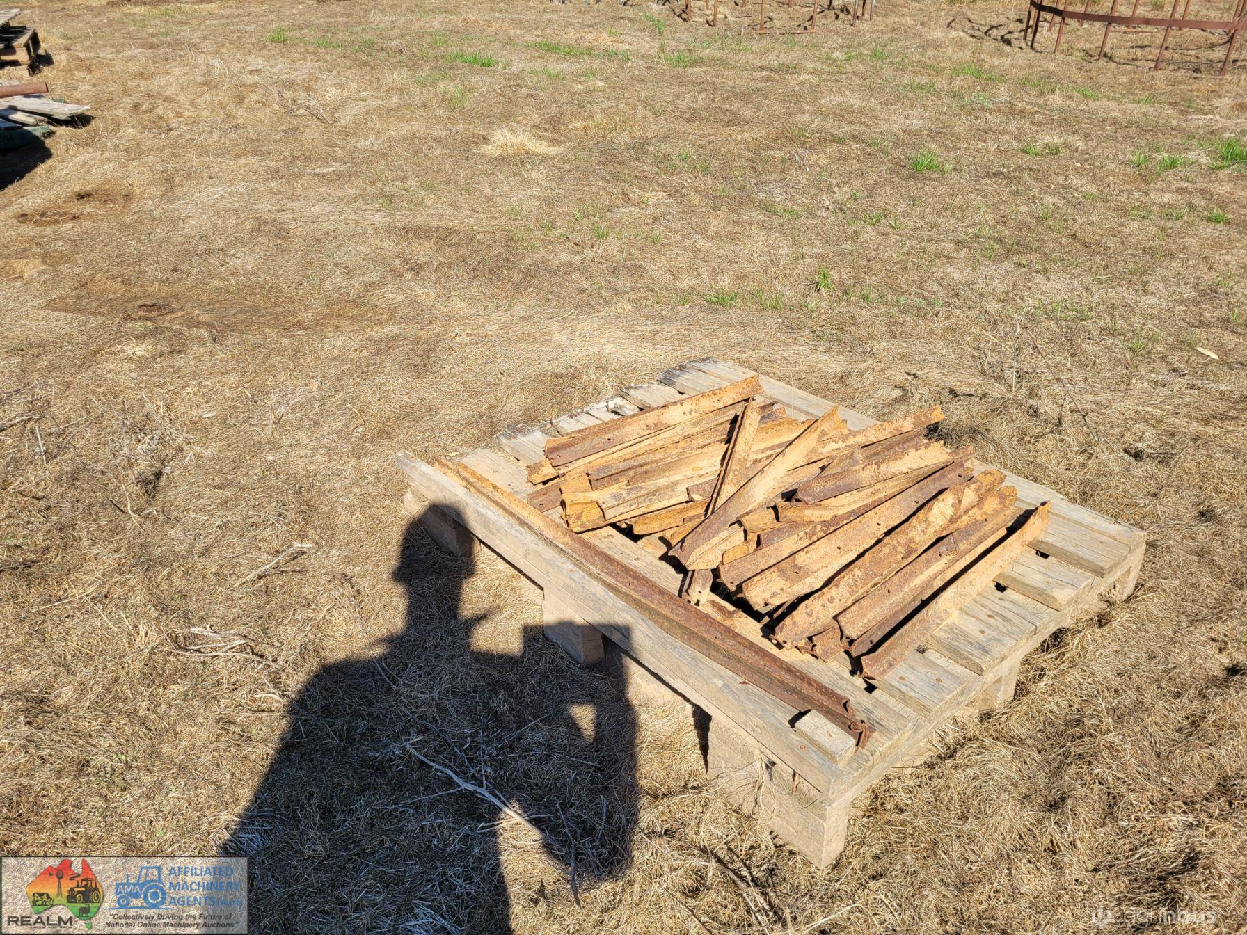 Pallet of Form Work Pegs - photo 2