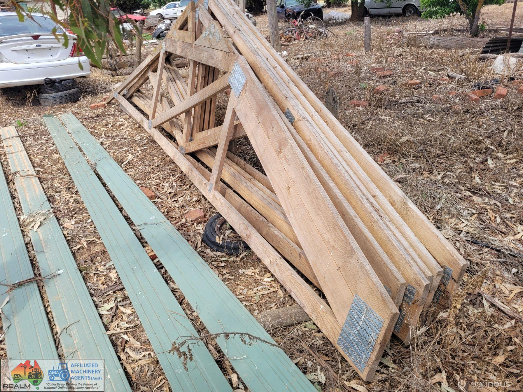 6x Timber Roof Trusses (5.6m wide with 1.36m pitch) - photo 2