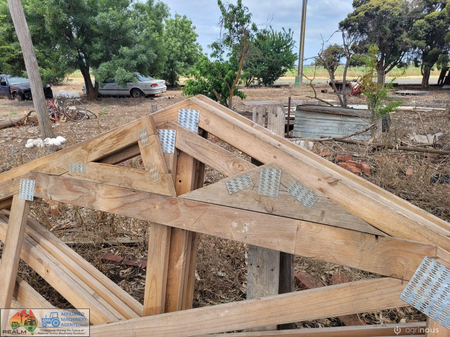 6x Timber Roof Trusses (5.6m wide with 1.36m pitch) - photo 3