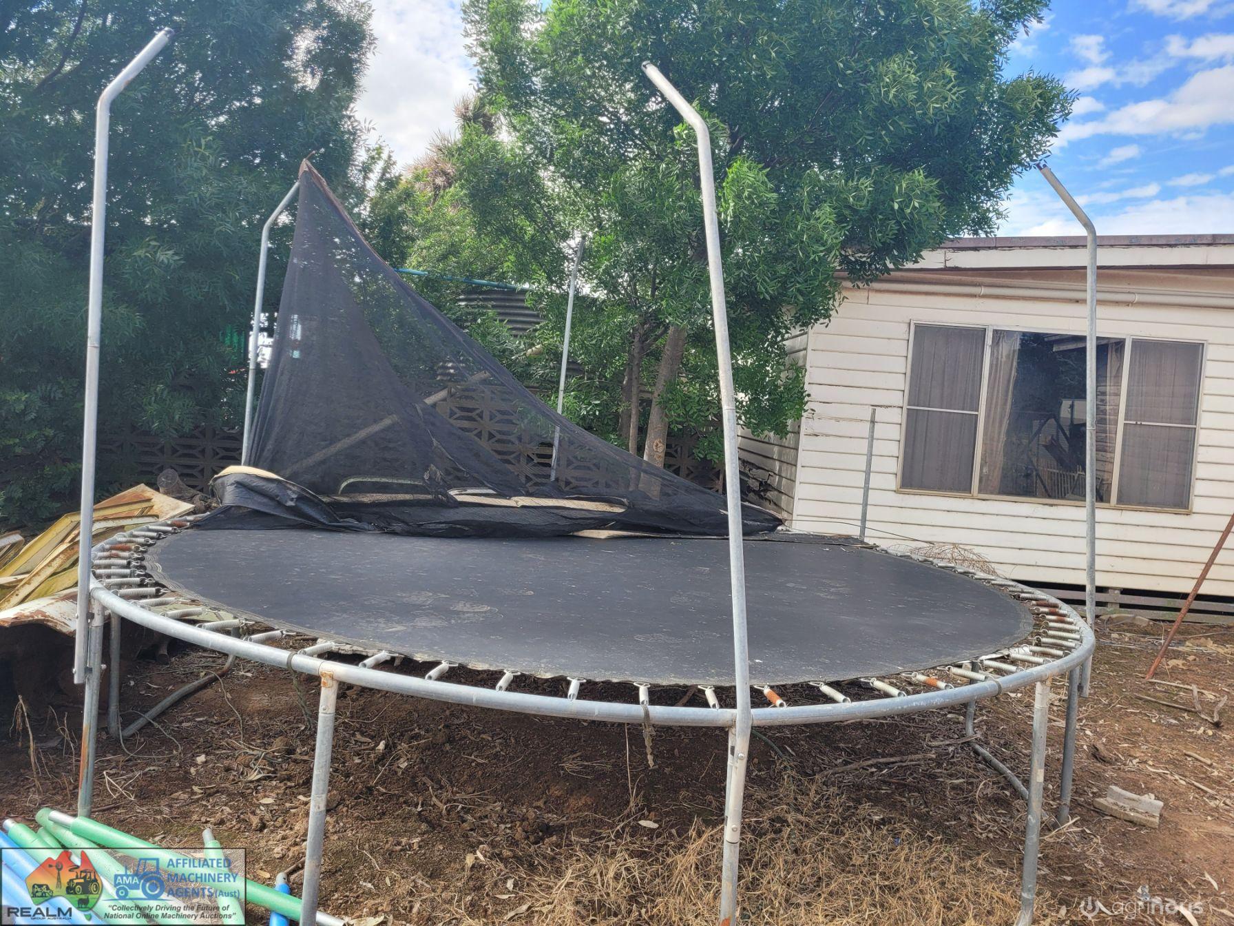 14ft Round Trampoline, with New Safety Net