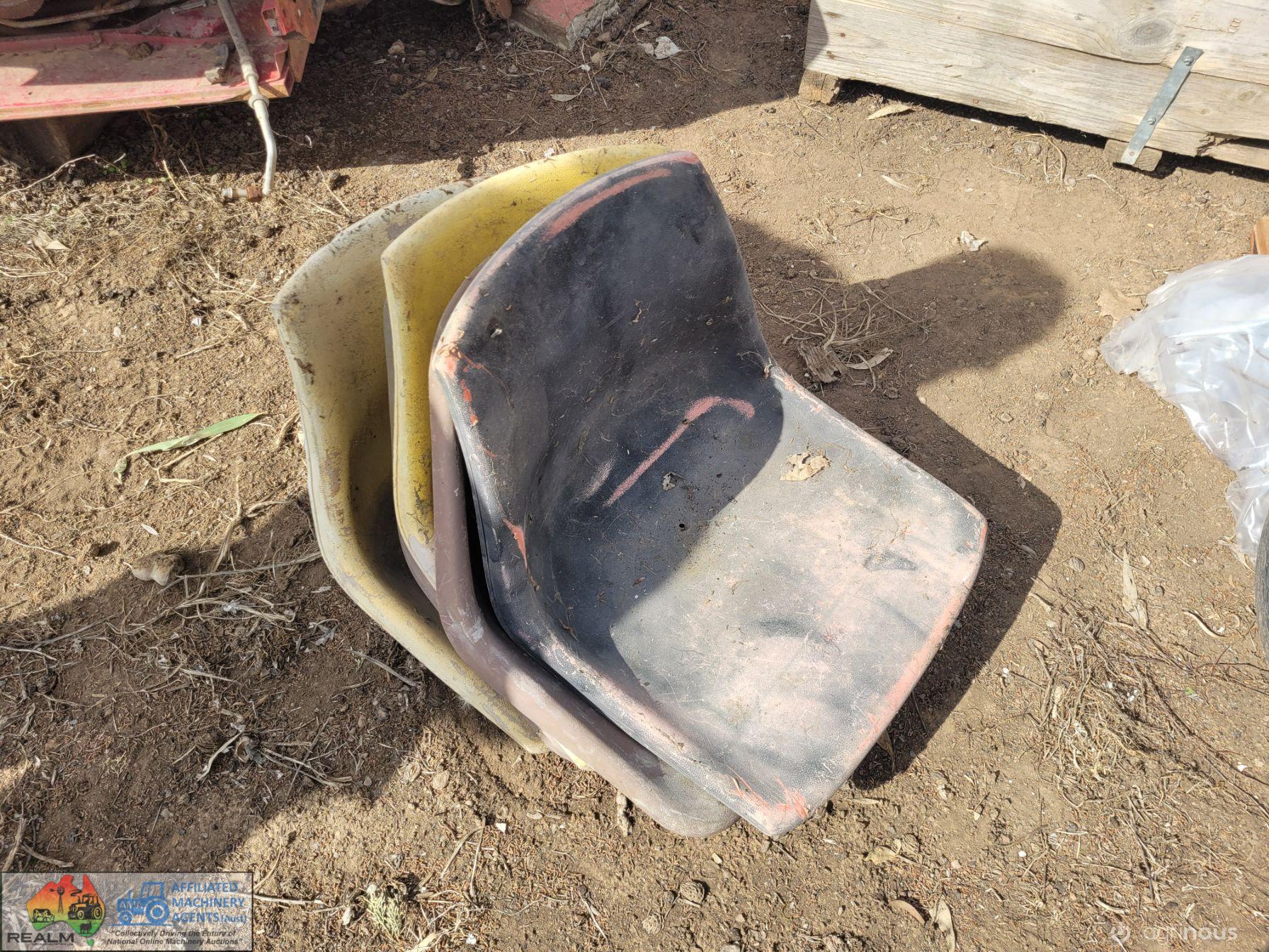 5x Namco Plastic Seats - photo 3
