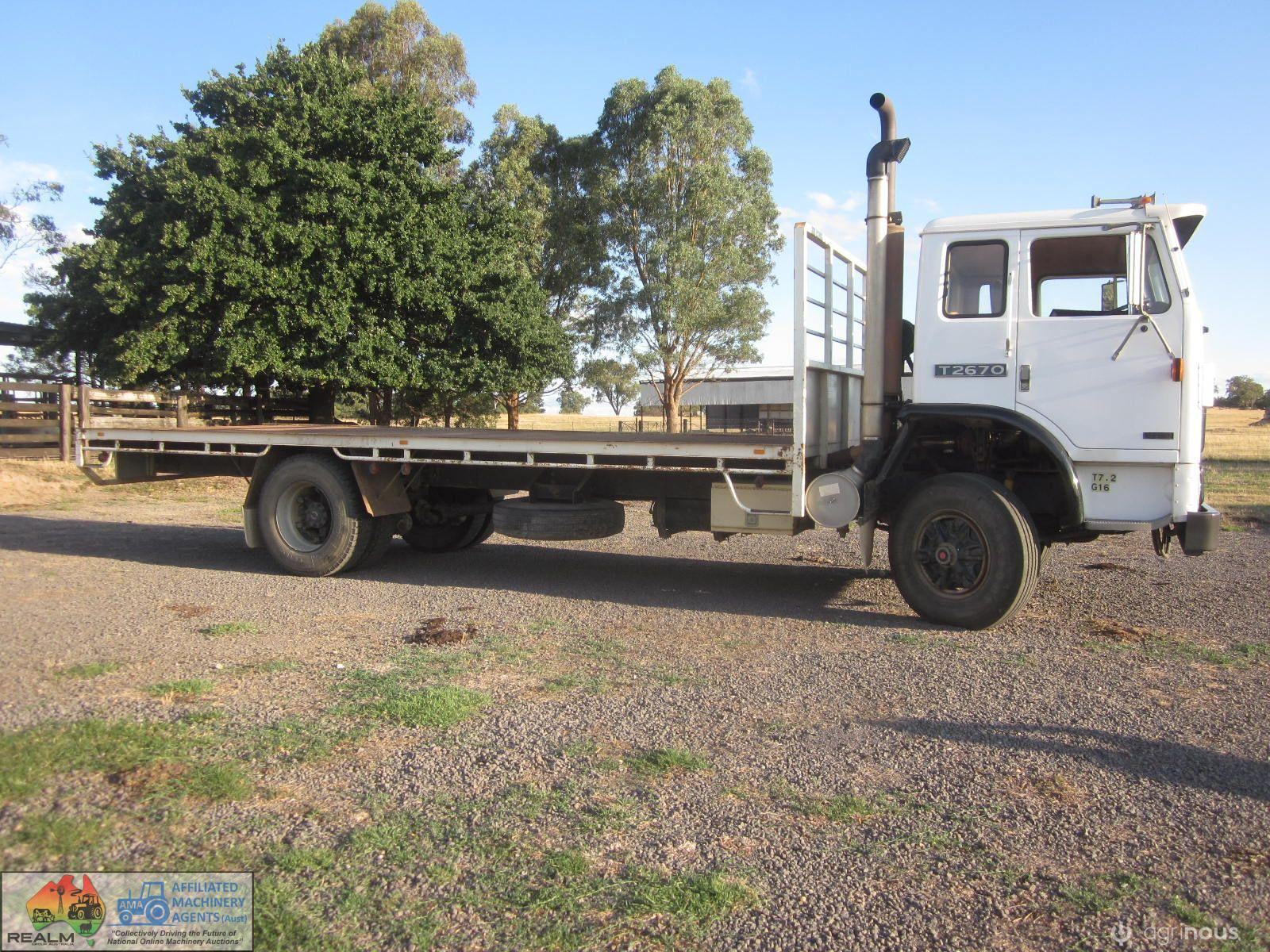 1990  International T2670 Tray Truck (22ft Tray) - photo 2