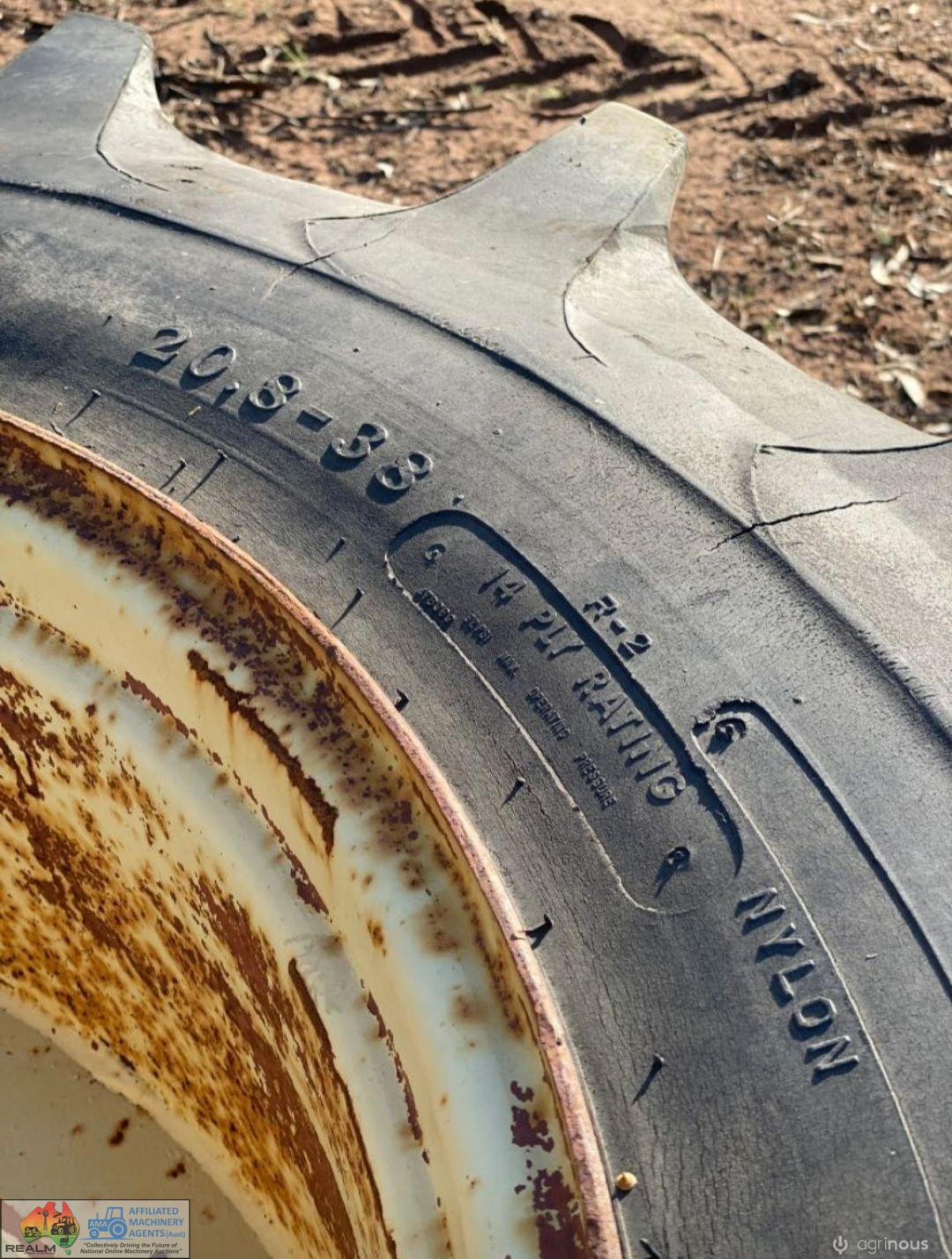 20.8x38 Tractor Tyres with Tube (Very good condition) - photo 2