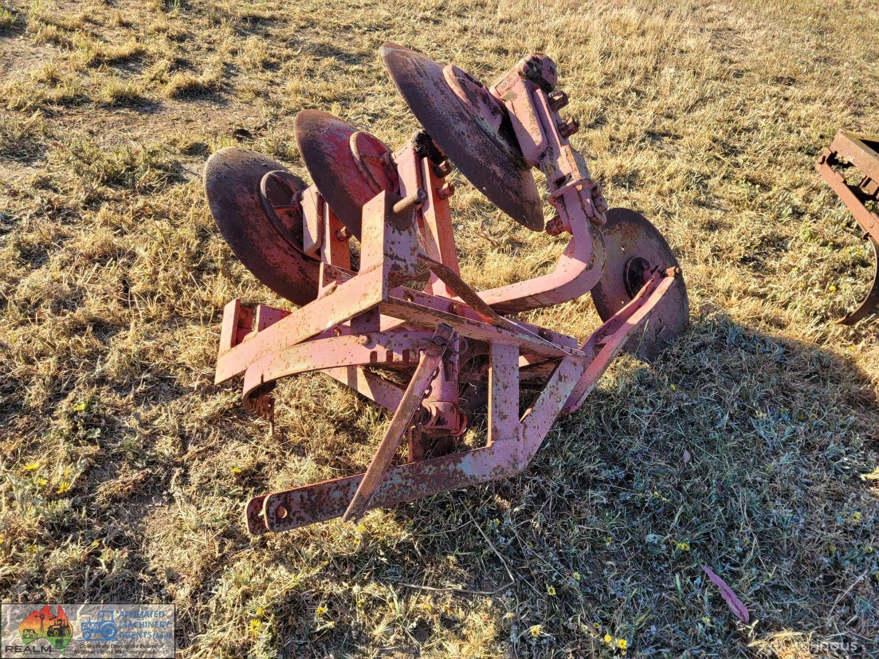 IH Reversable 3 Furrow Disc Plough - photo 3