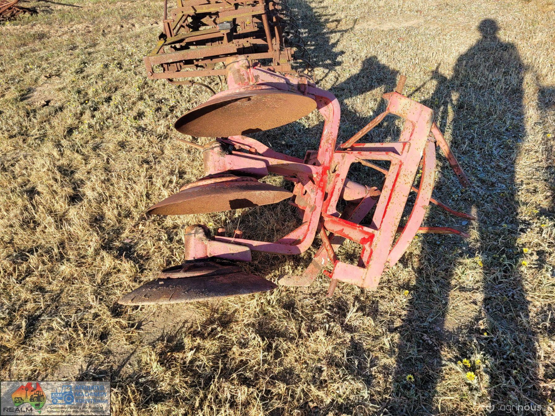 IH Reversable 3 Furrow Disc Plough - photo 4