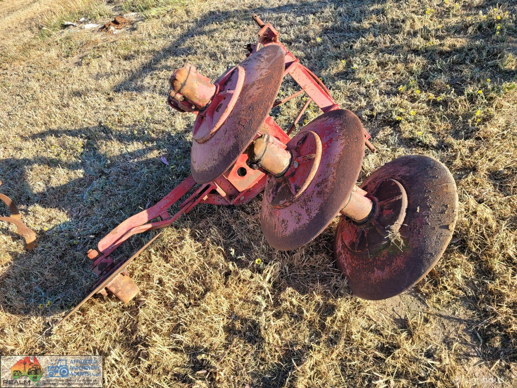IH Reversable 3 Furrow Disc Plough - photo 2
