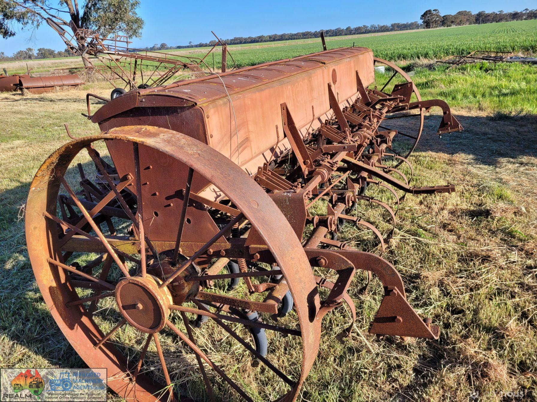 16 Row McCormick Deering Combine (Sold as parts only) - photo 4