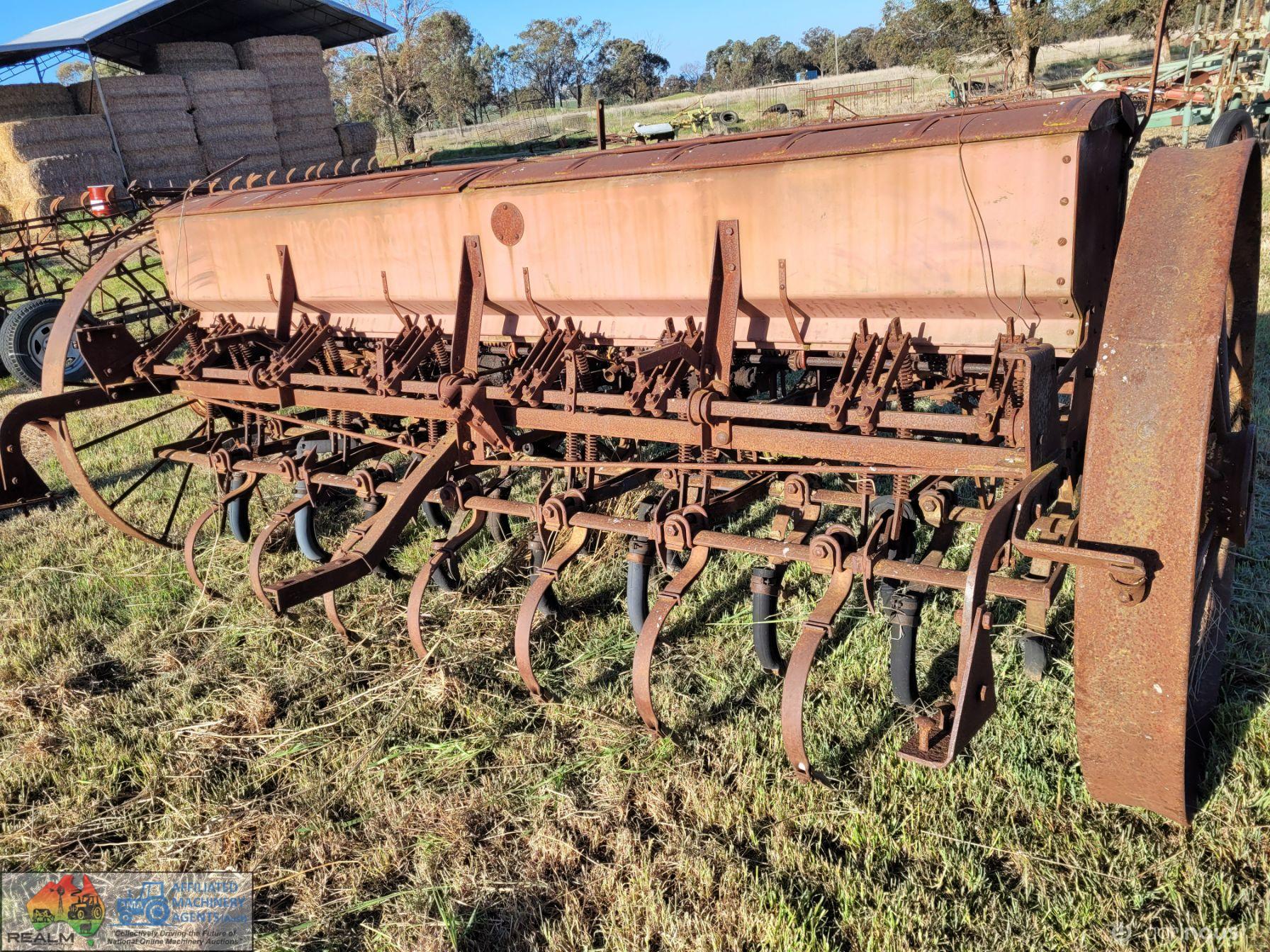 16 Row McCormick Deering Combine (Sold as parts only) - photo 5