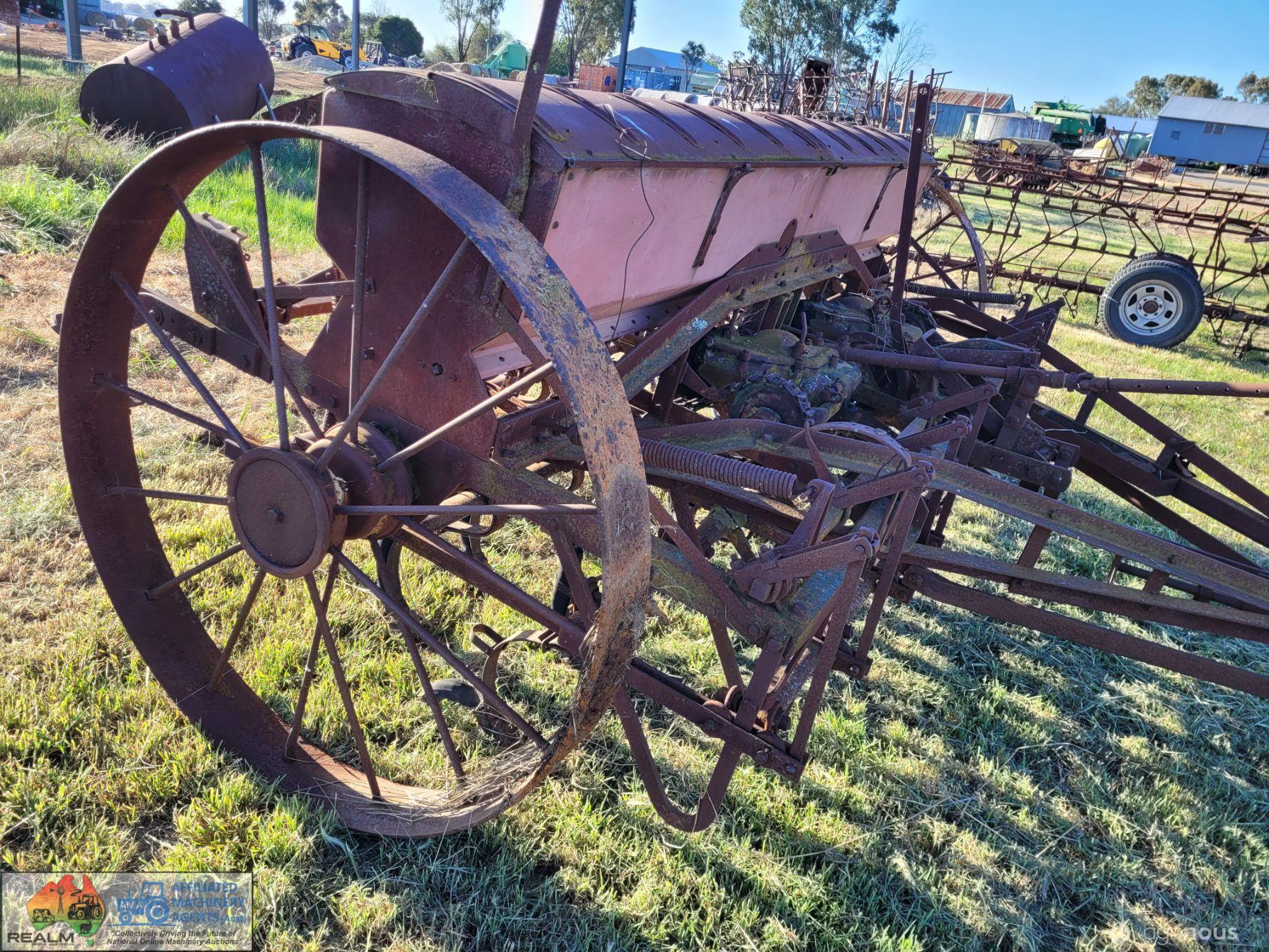 16 Row McCormick Deering Combine (Sold as parts only) - photo 6