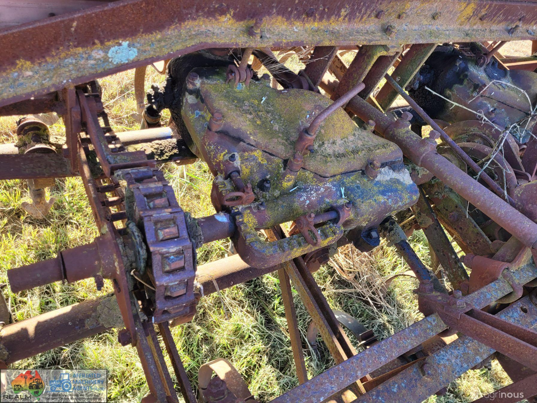 16 Row McCormick Deering Combine (Sold as parts only) - photo 8