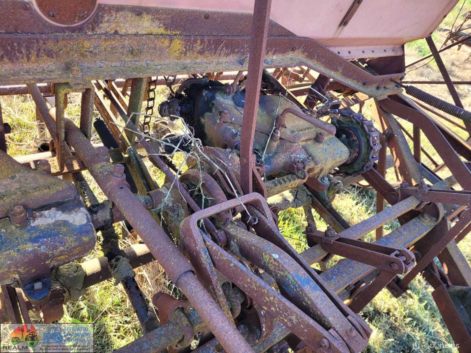 16 Row McCormick Deering Combine (Sold as parts only) - photo 9