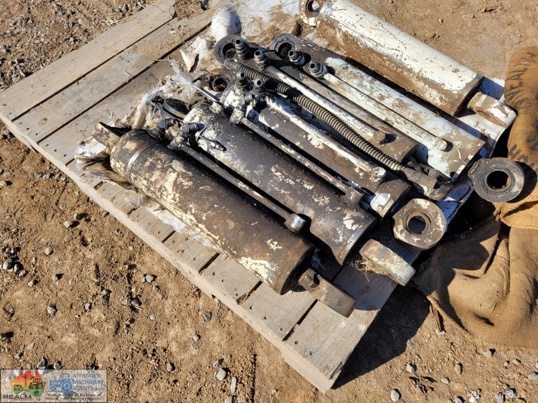2x H/Duty Hydraulic Rams (No.1)