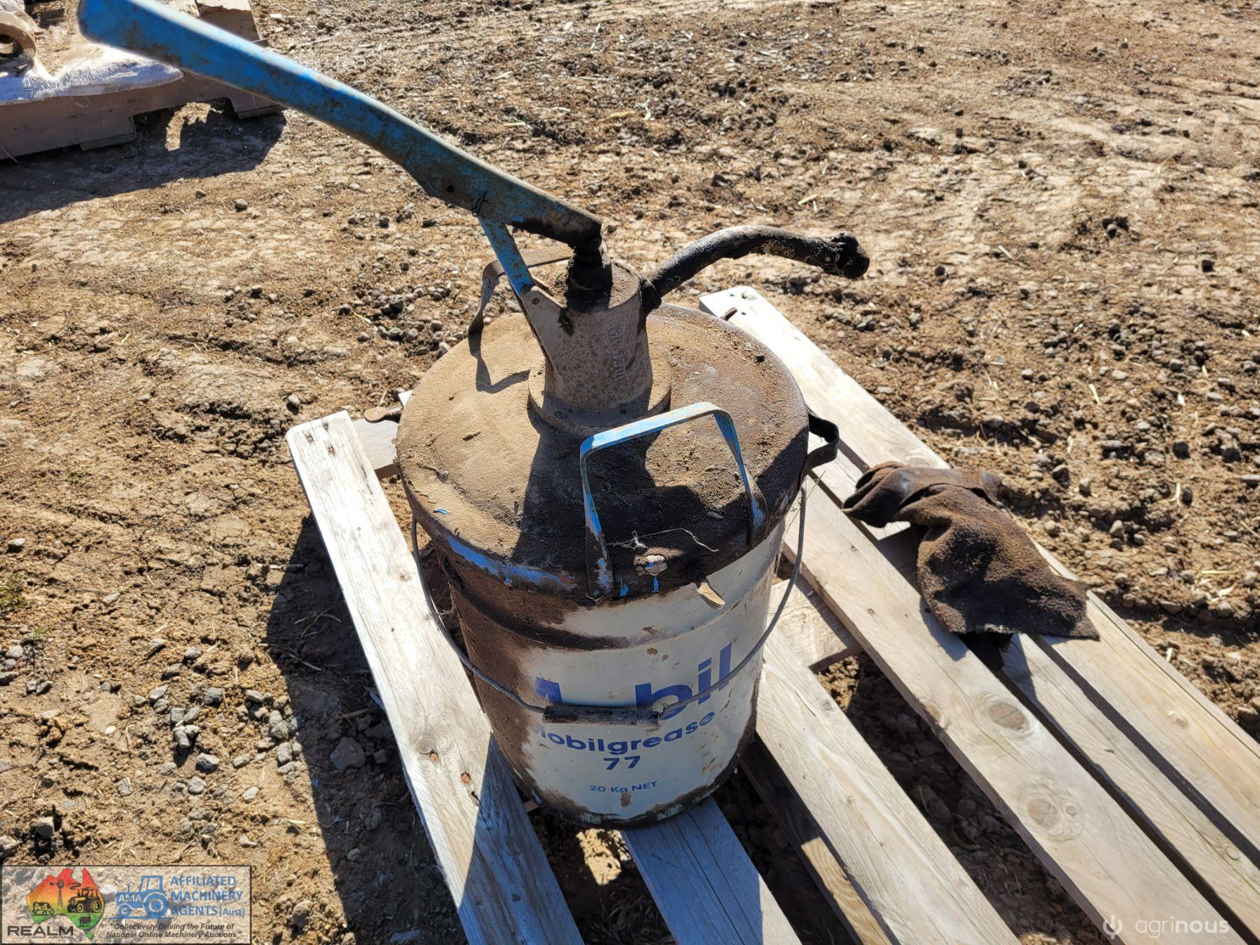 Mobil Grease Gun Filler Pump - photo 4