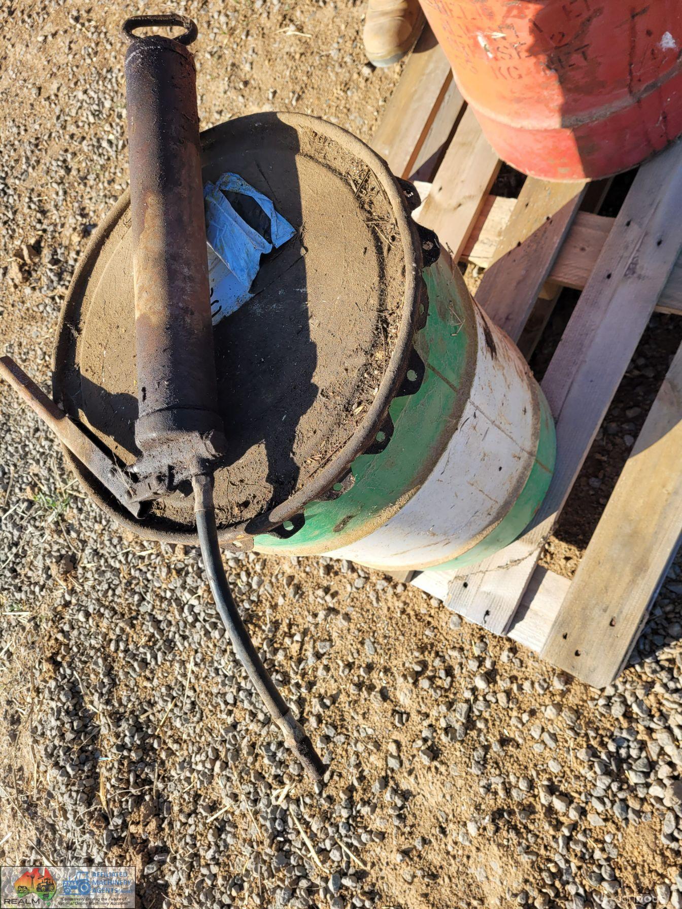 Grease Gun & 2x Tins of Grease (25% ea) - photo 2