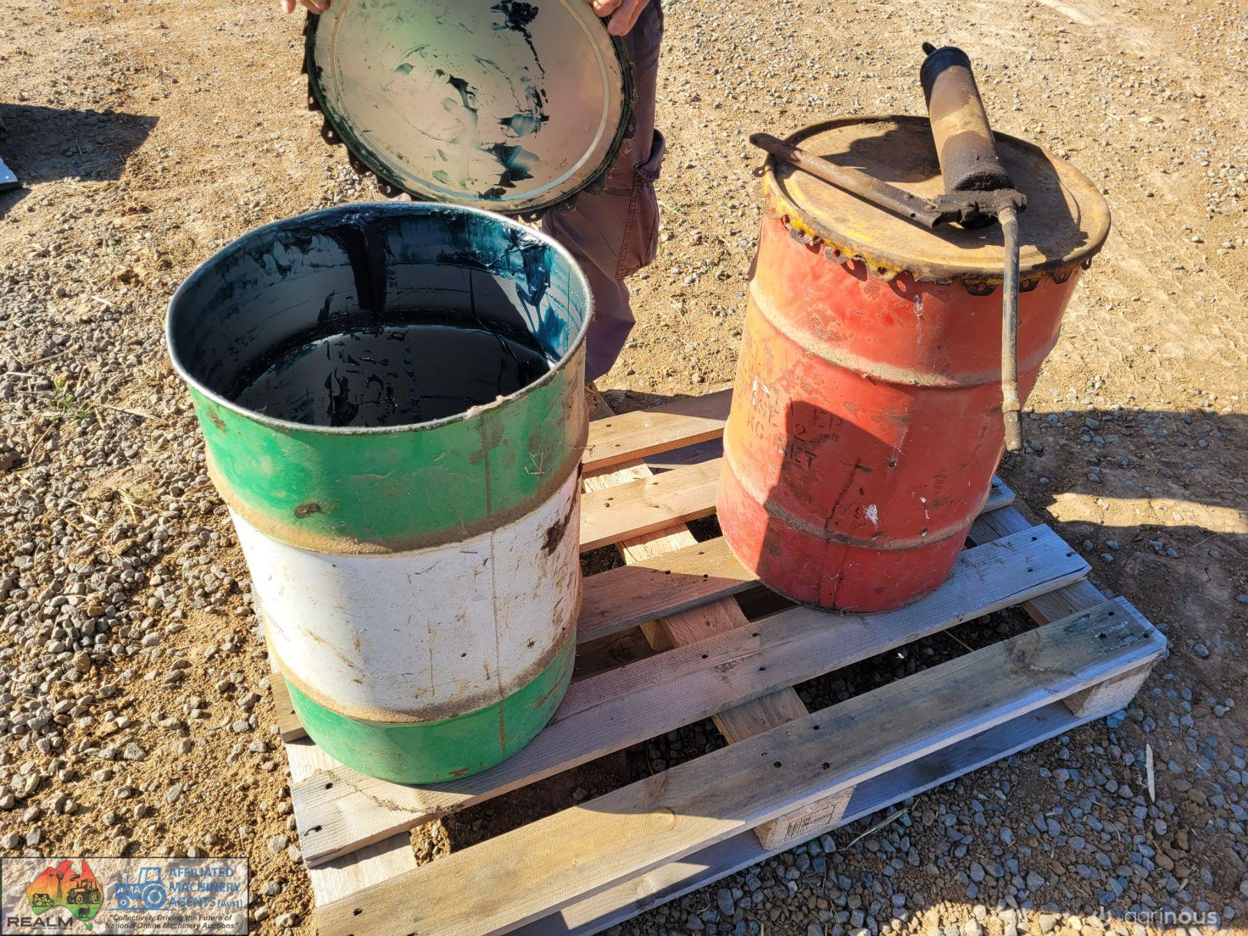 Grease Gun & 2x Tins of Grease (25% ea) - photo 3