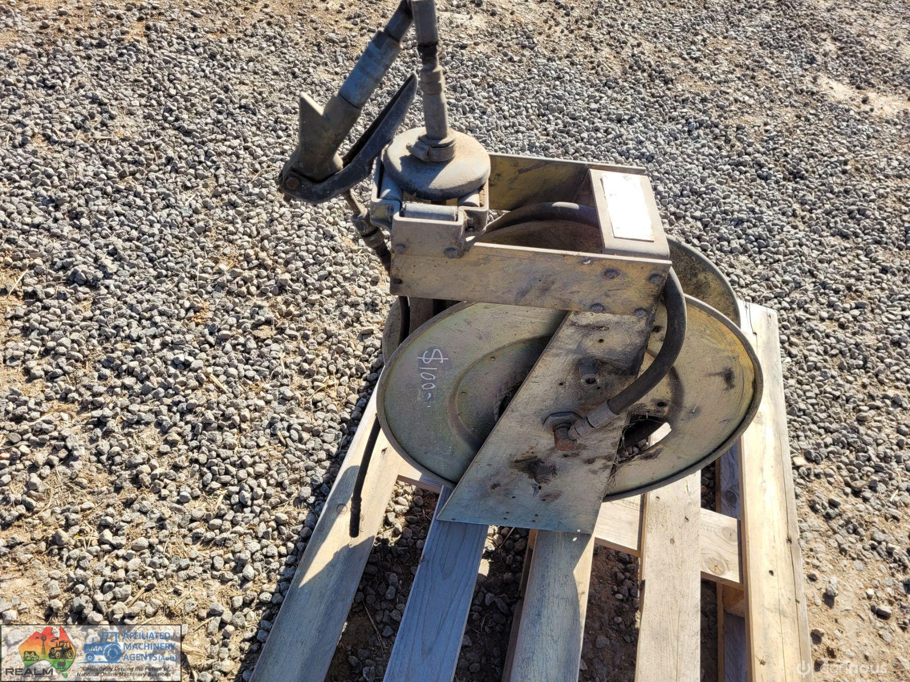 Retractable Grease Hose with Hand Gun