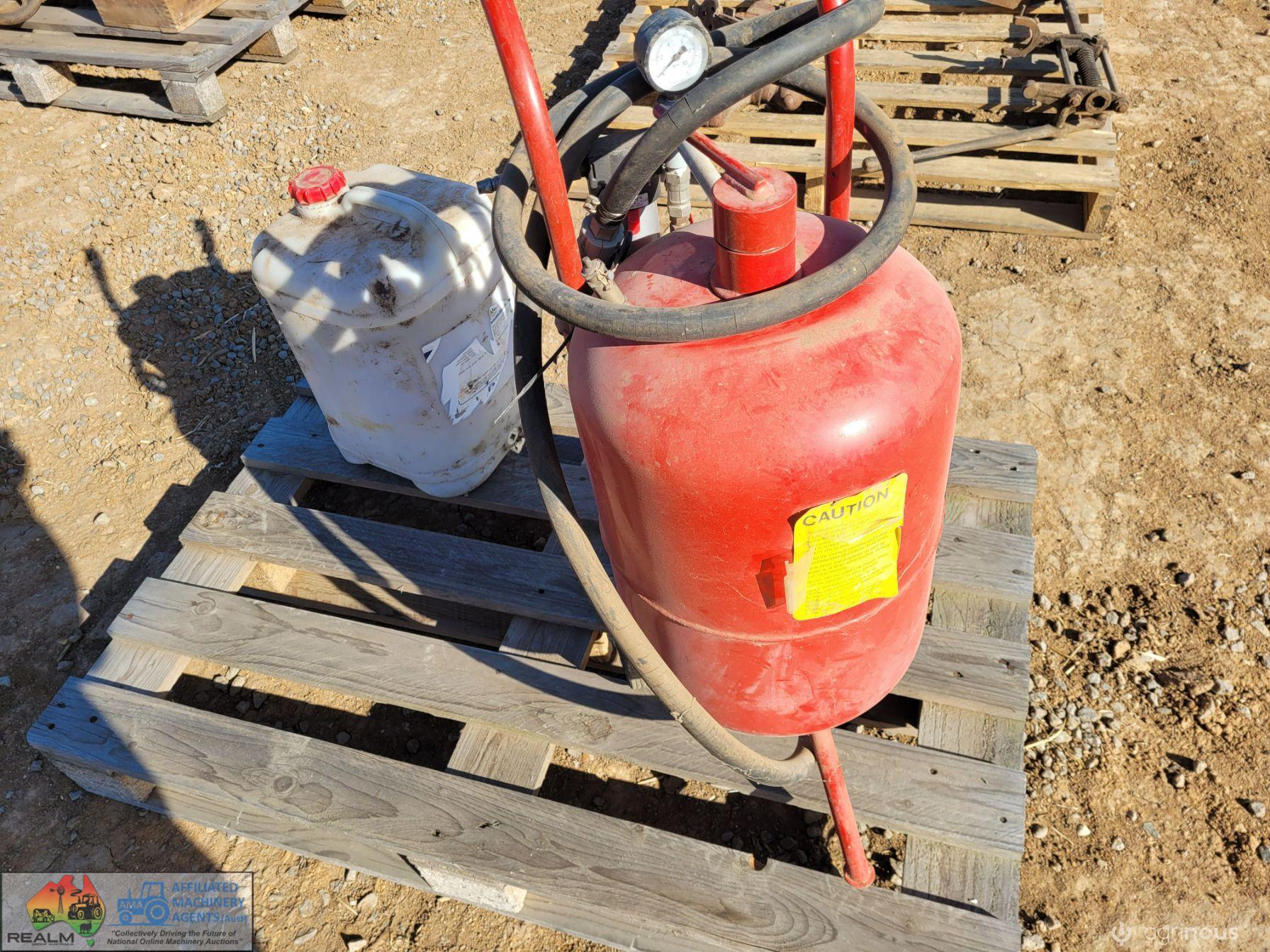 Sandblasting Vessel & Full 20Ltr Container of Glass Beads - photo 2