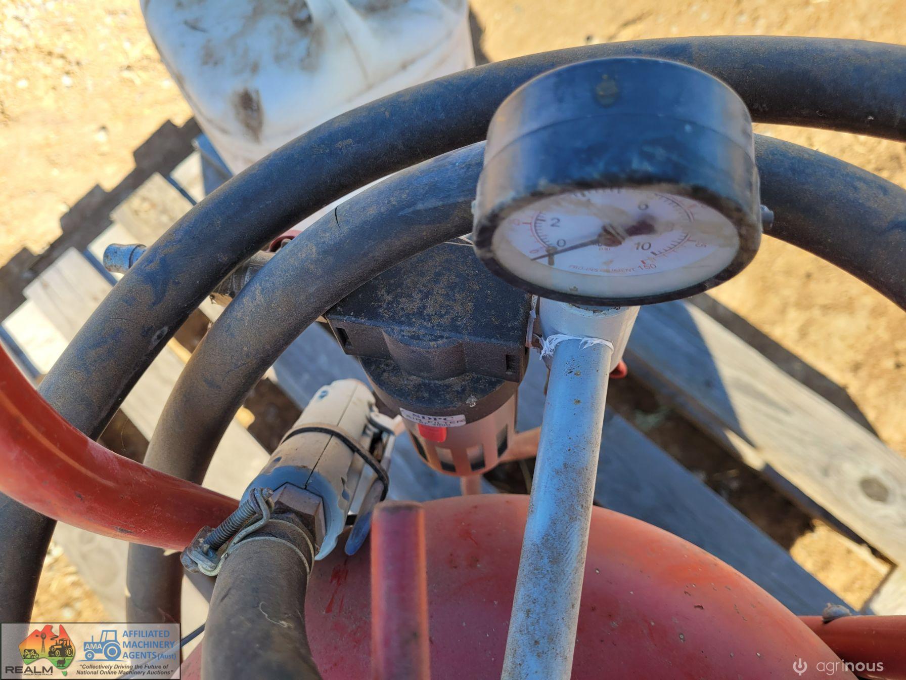 Sandblasting Vessel & Full 20Ltr Container of Glass Beads - photo 4