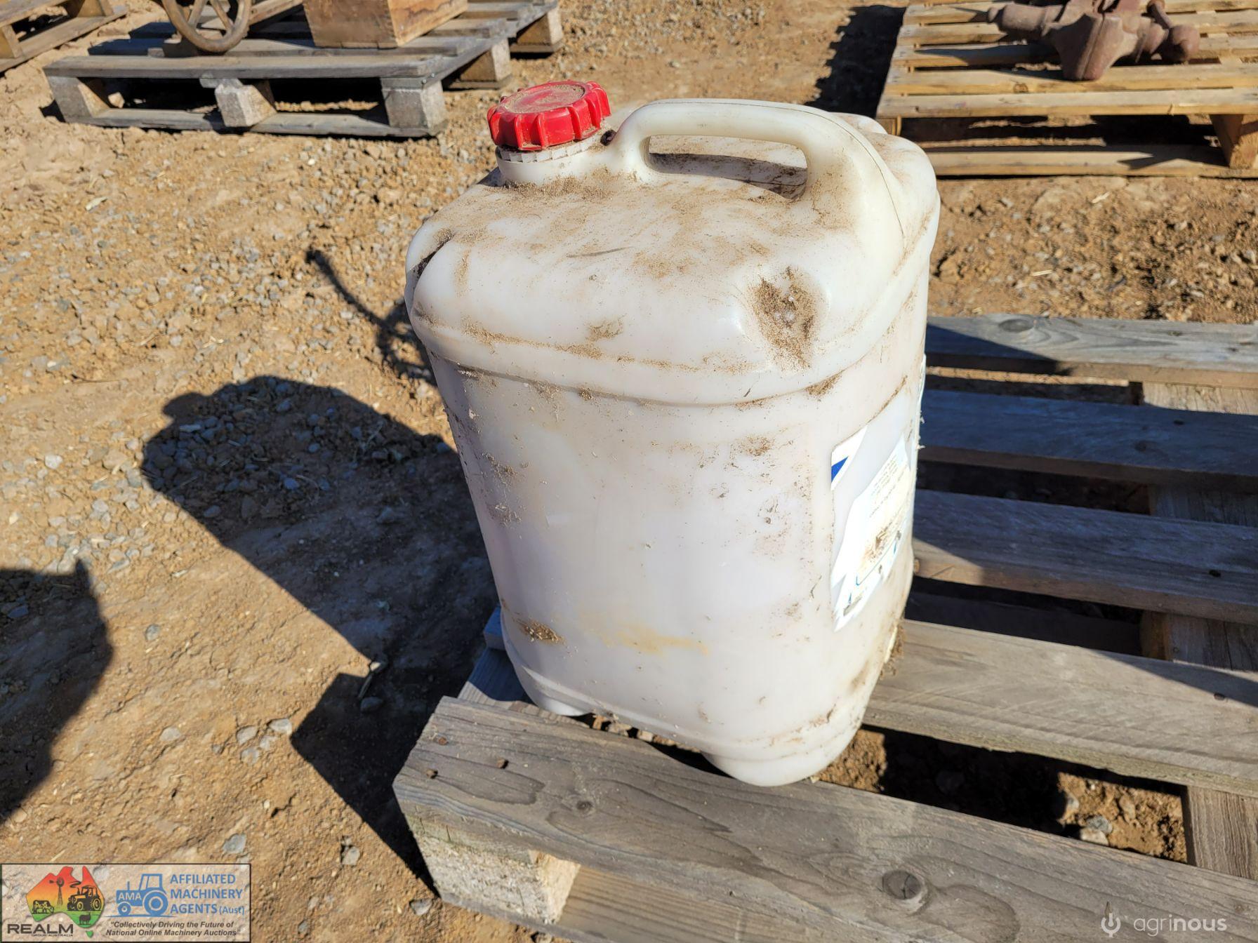 Sandblasting Vessel & Full 20Ltr Container of Glass Beads - photo 6