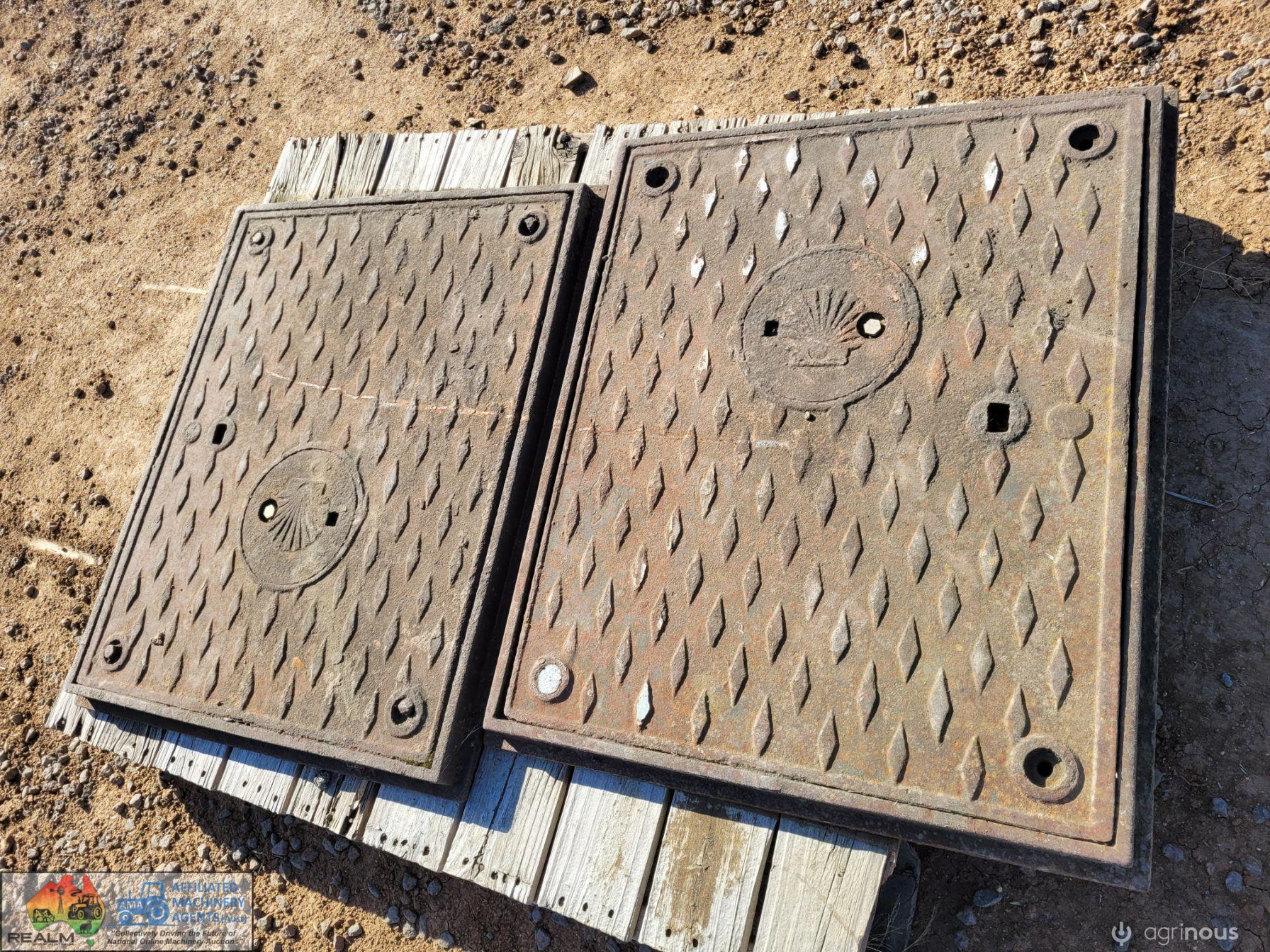 2x Shell Oil Cast Iron Manhole Covers - photo 2