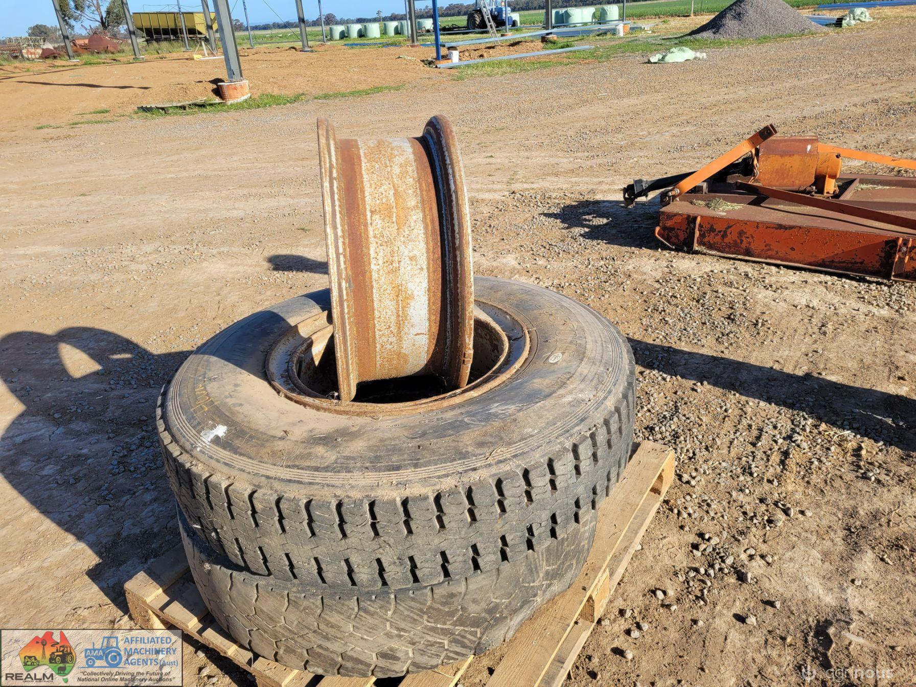 3x 20" Spider Truck Rims, 2 with Tyres - photo 2