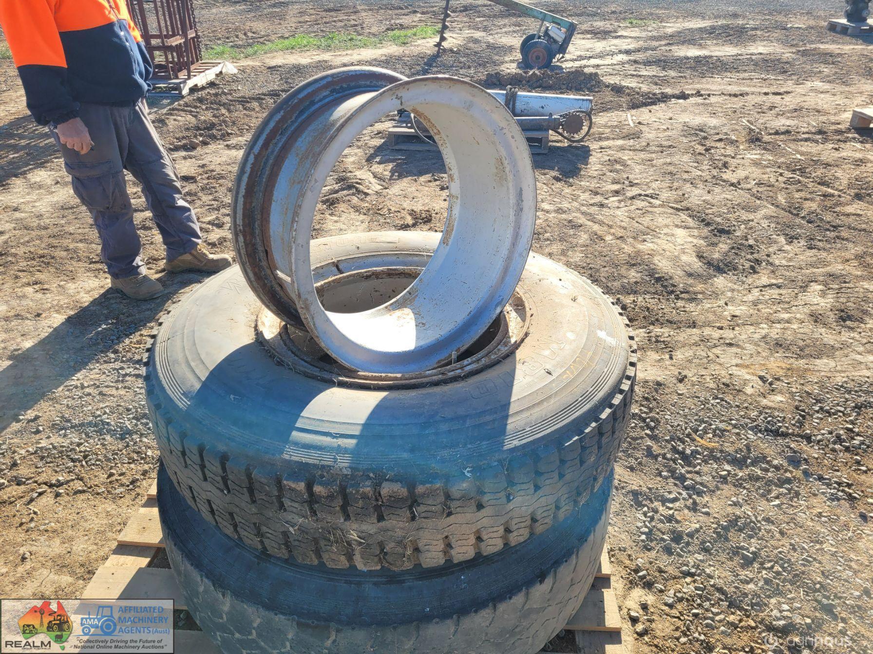 3x 20" Spider Truck Rims, 2 with Tyres - photo 3