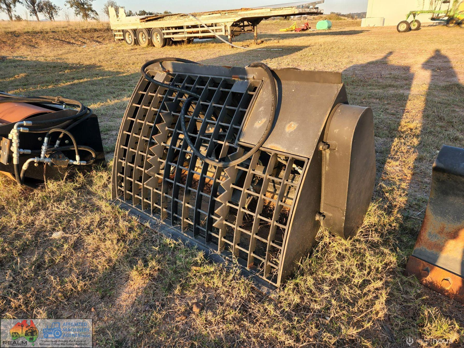 Skid Steer Mount Hyd. Mixing Bucket - photo 2