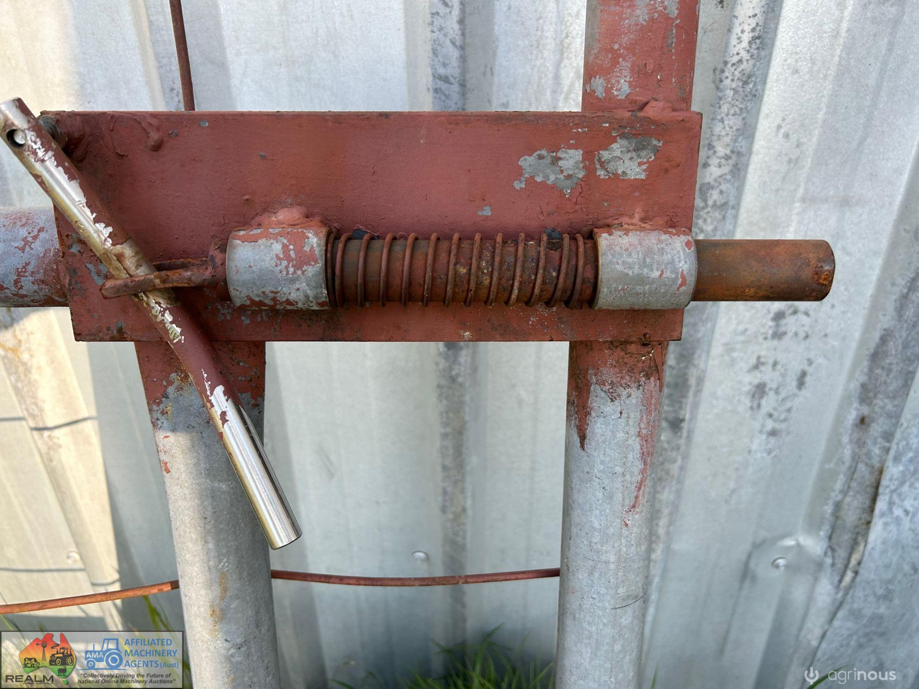 Cattle Yard Forcing Gate - photo 2