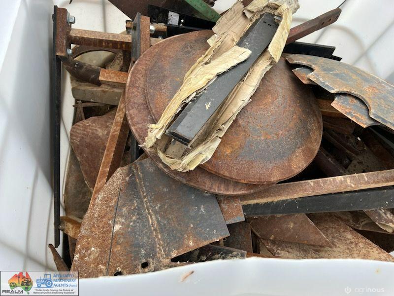 Half Shuttle of Row Crop Fittings (inc. New scalloped discs) - photo 4