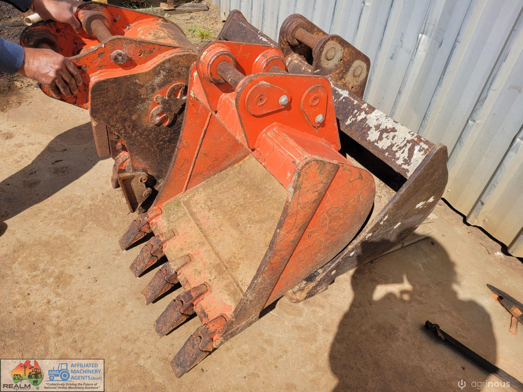 4x Kubota 4.5t Excavator Buckets - photo 9