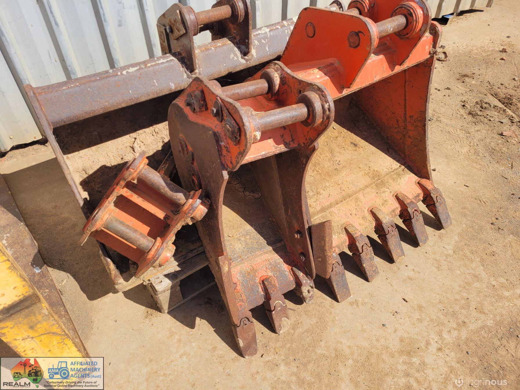 4x Kubota 4.5t Excavator Buckets - photo 8