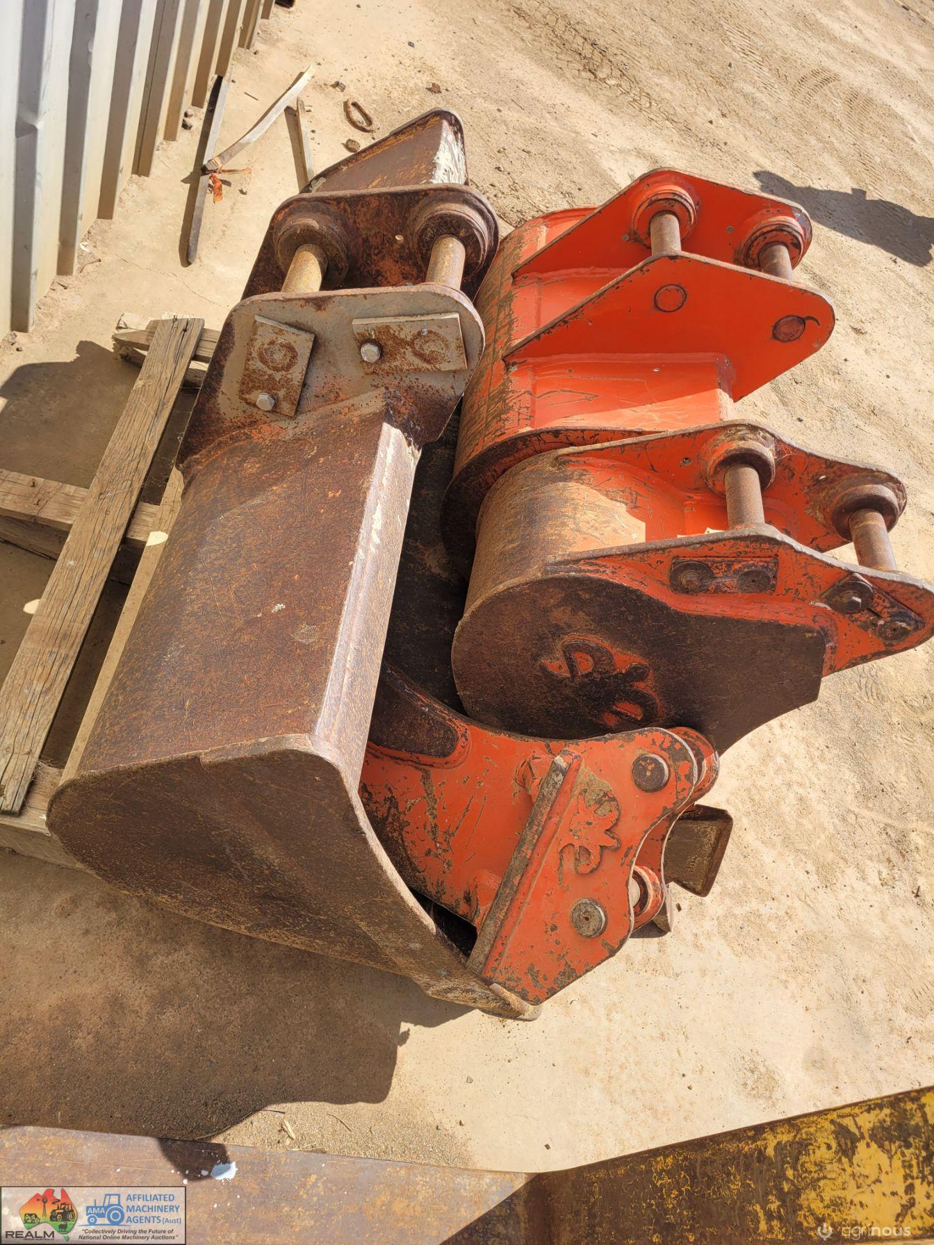 4x Kubota 4.5t Excavator Buckets - photo 4