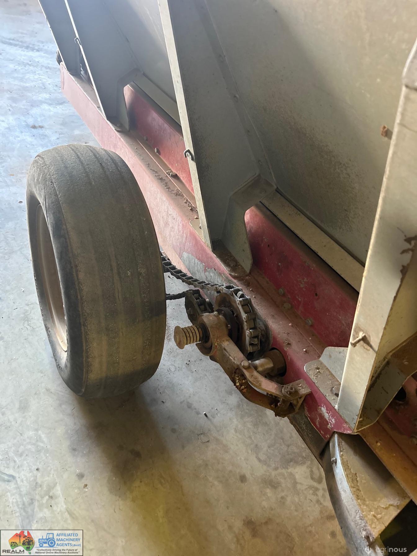 Rovic orchard spreader