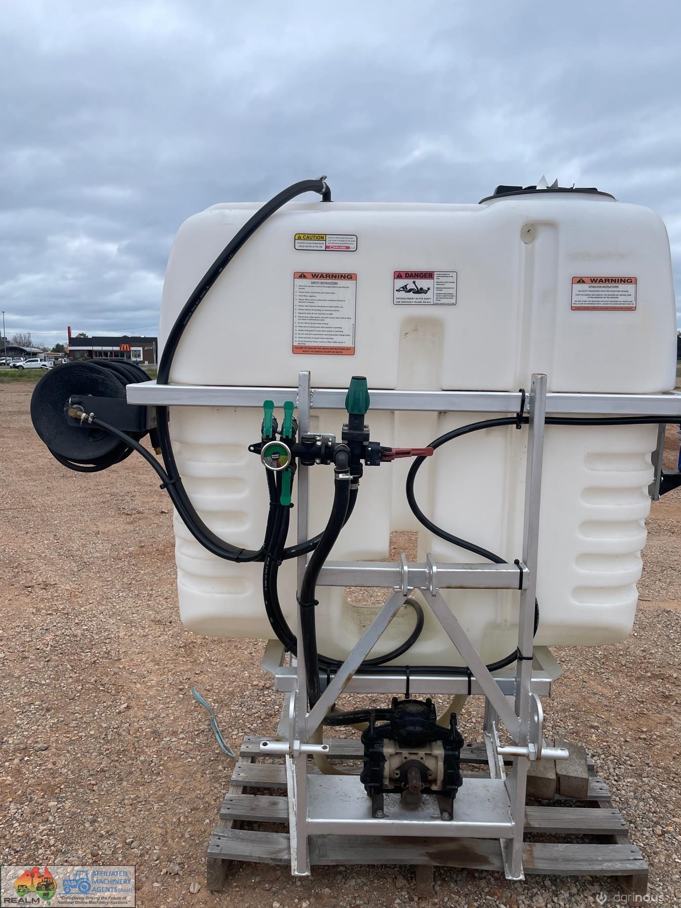 Croplands 700 litre Linkage Sprayer - photo 2