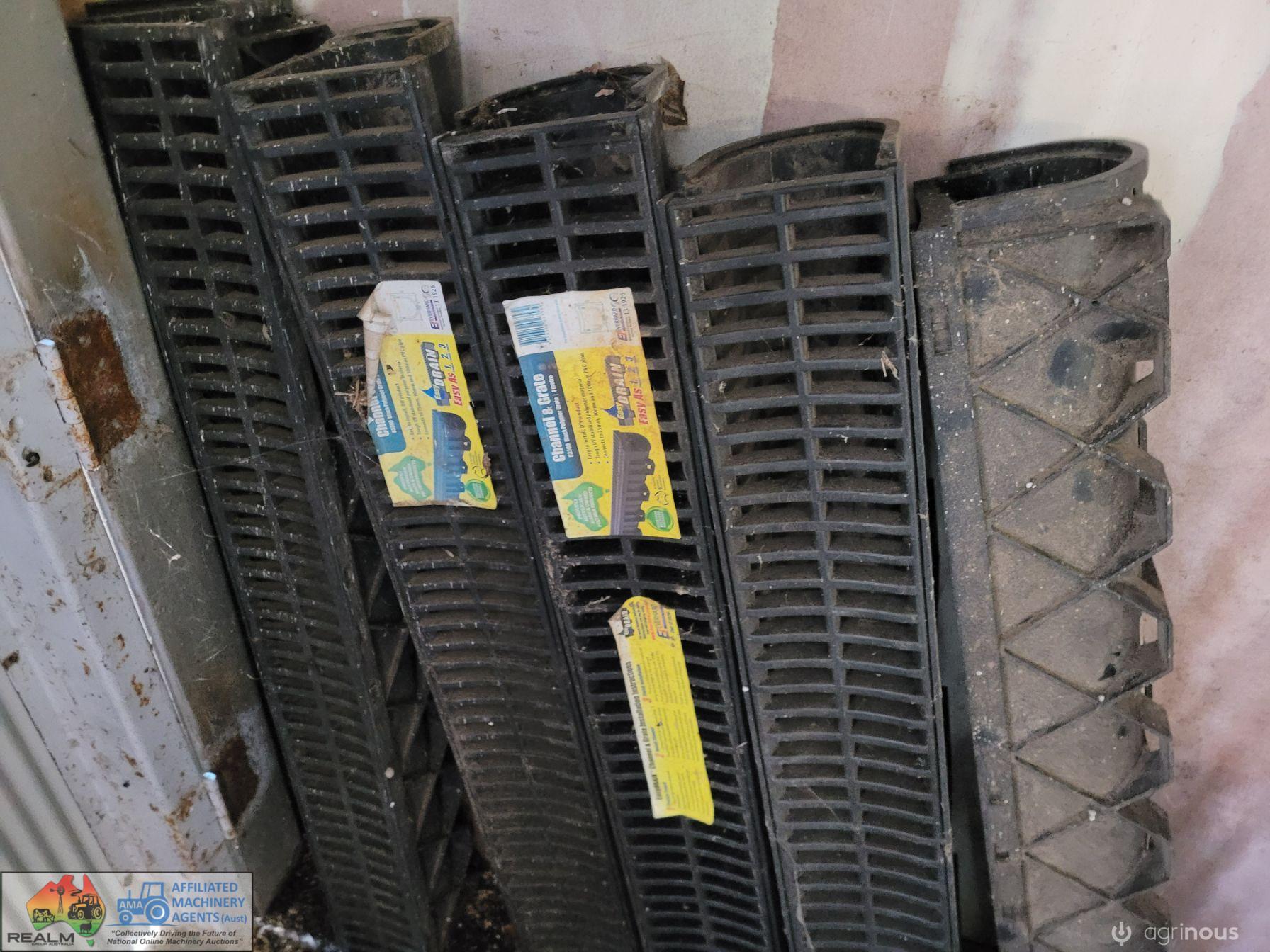 5x Plastic Easy Drain Walk-way Grates (New) - photo 3