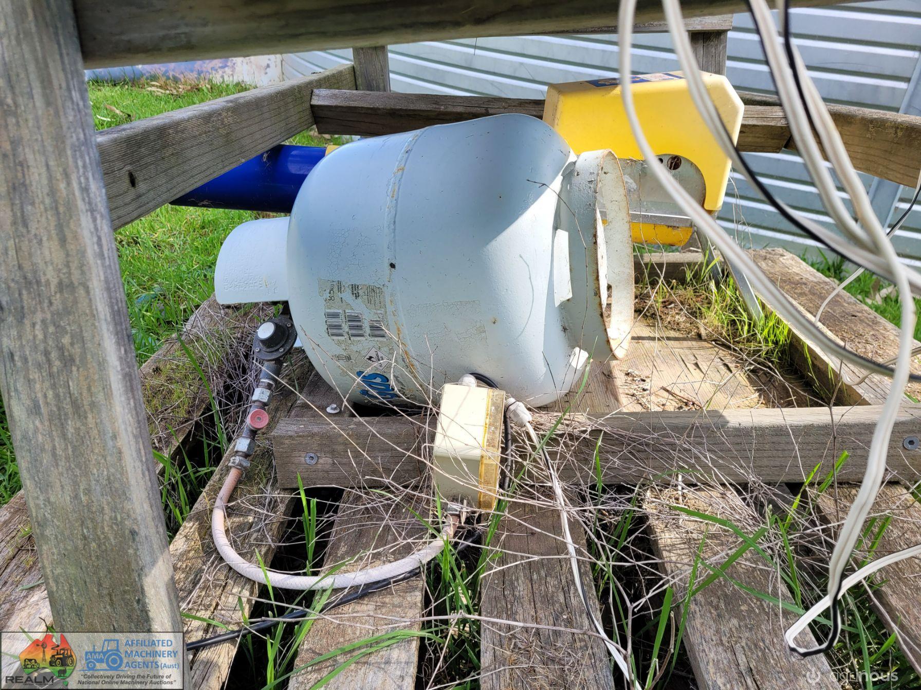 ZoN 4 ~ Gas Scare Gun with Gas Bottle & Weather Frame - photo 3