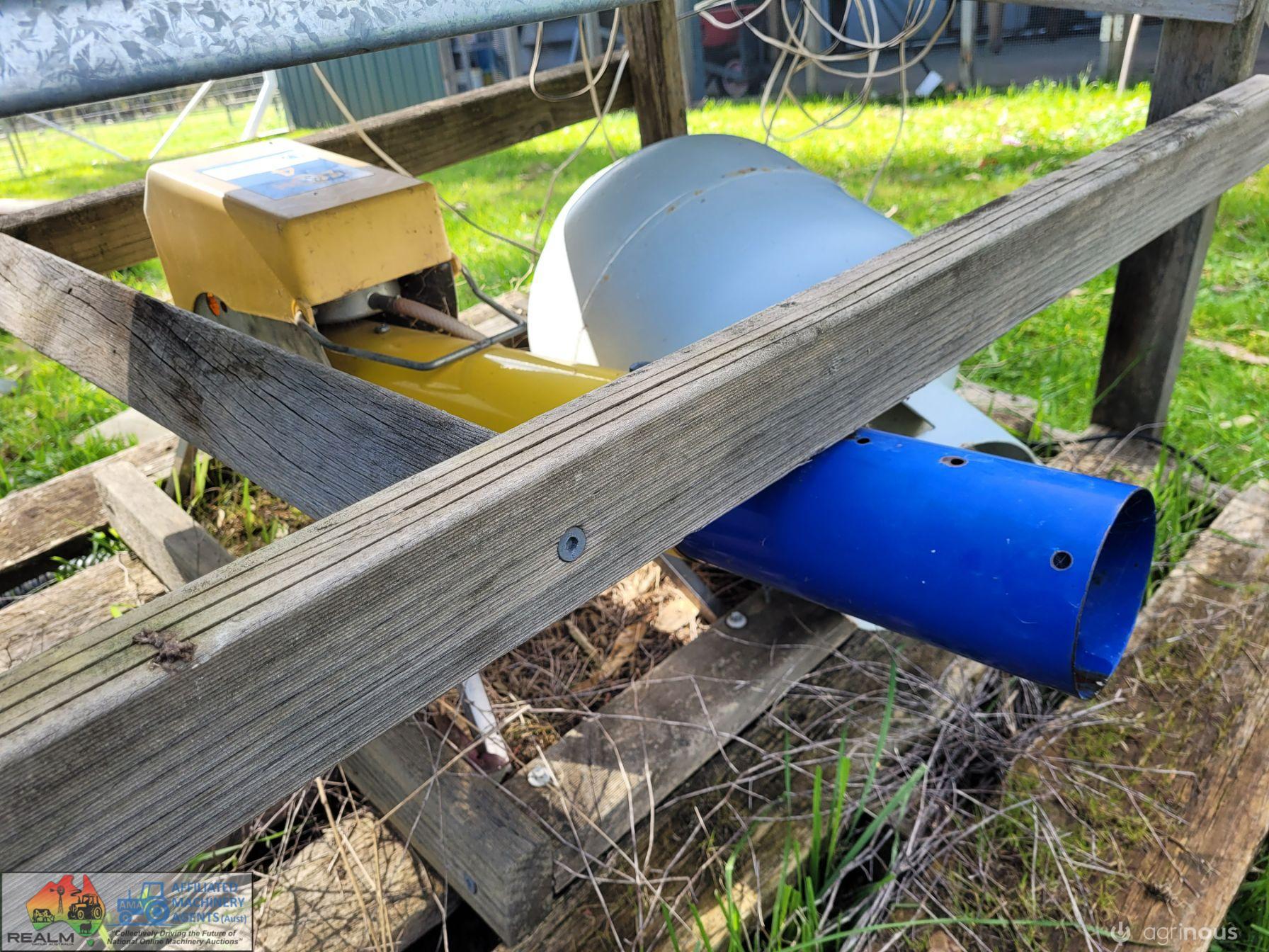 ZoN 4 ~ Gas Scare Gun with Gas Bottle & Weather Frame