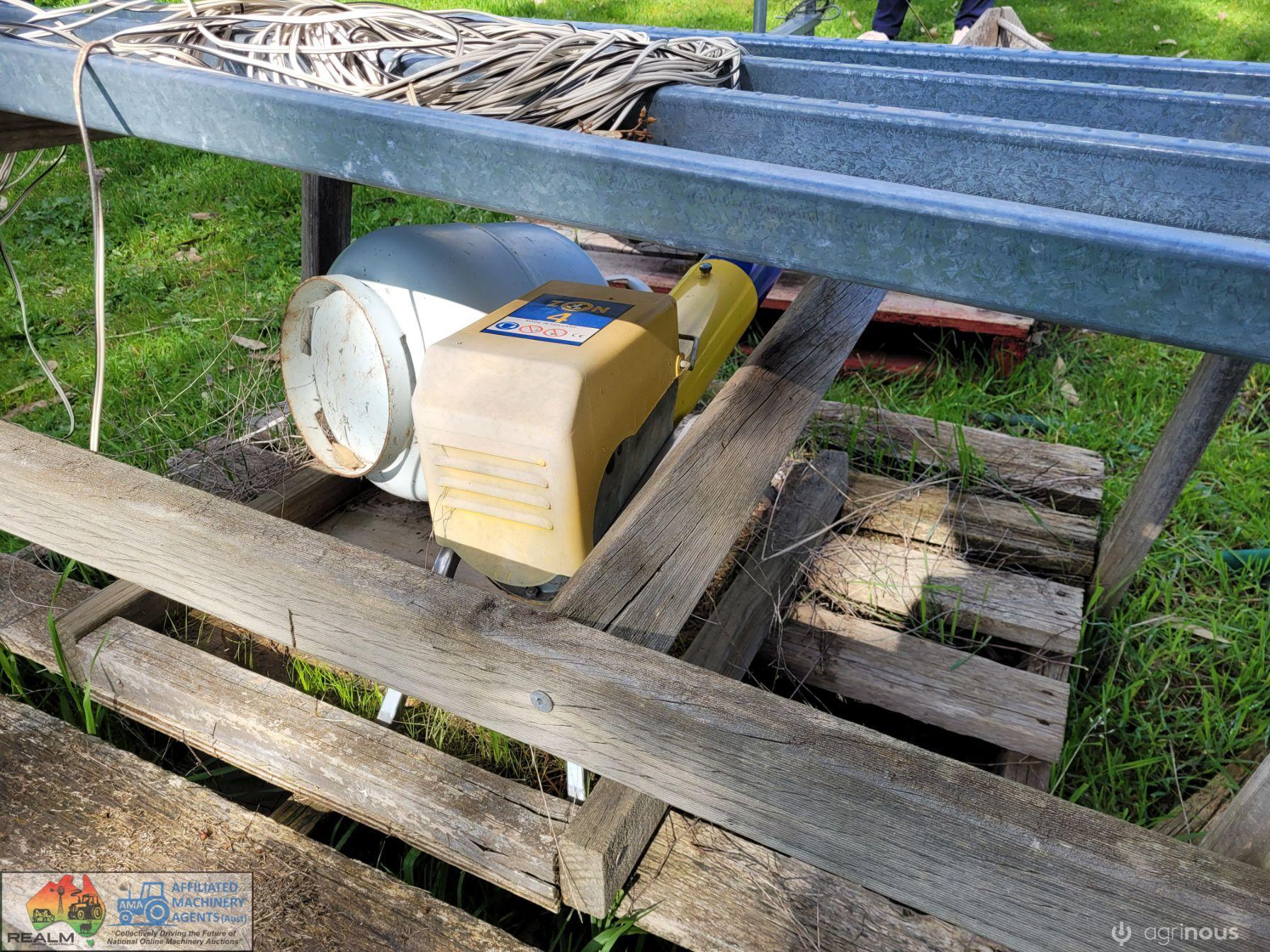 ZoN 4 ~ Gas Scare Gun with Gas Bottle & Weather Frame - photo 4