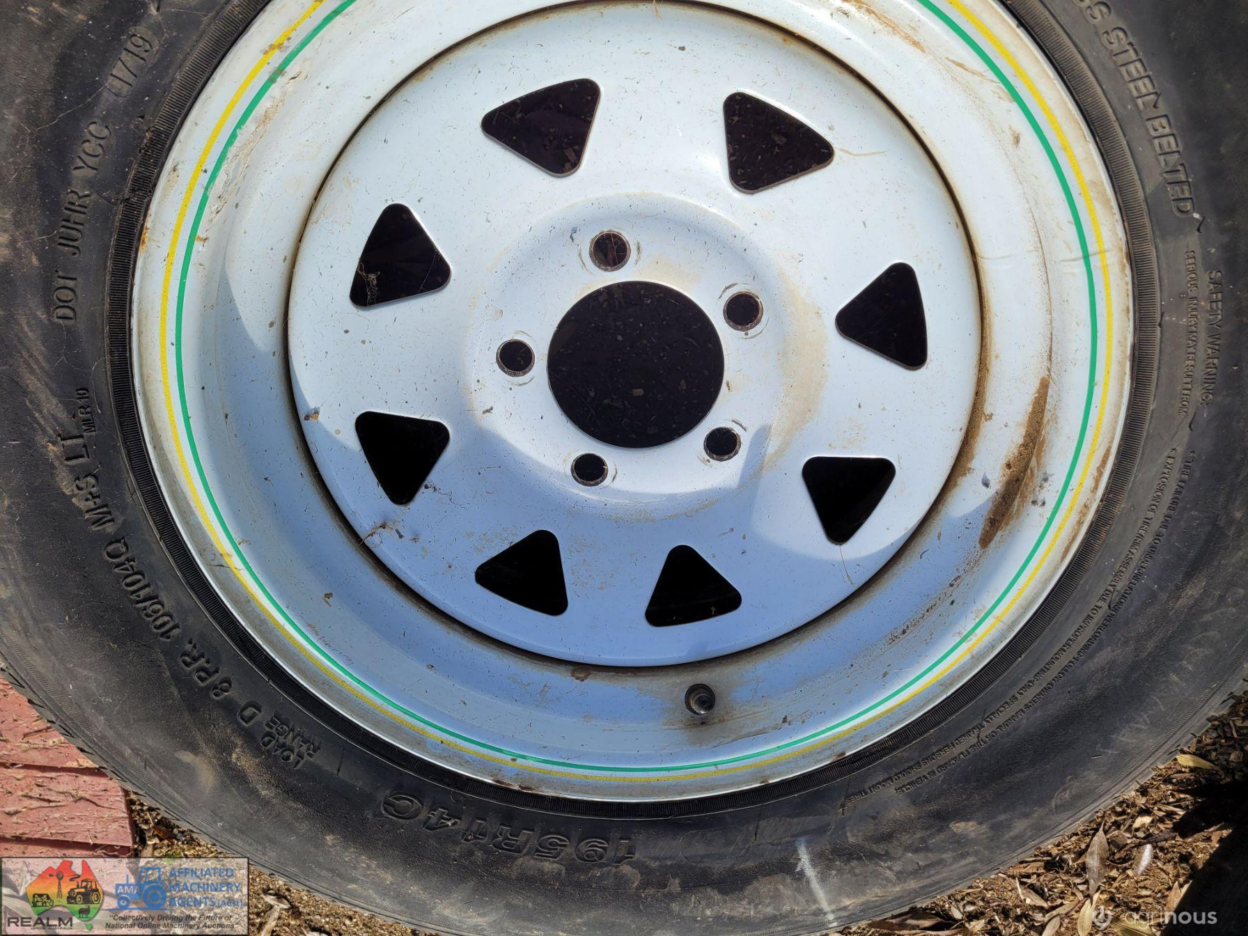 2x Ford Sunraysia Trailer Rims with 195R14 Tyres - photo 3