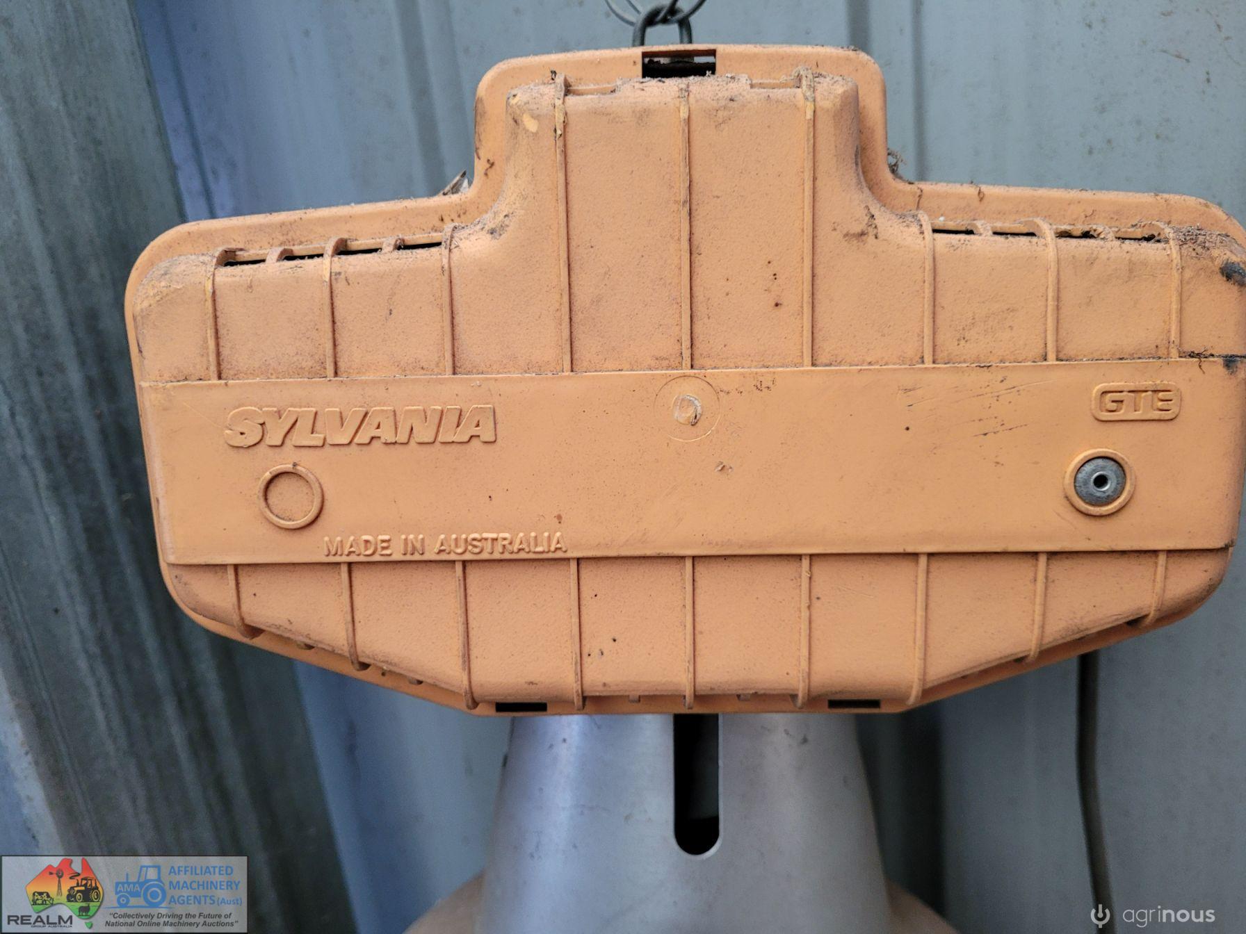 Sylvania Workshop Light & Spare Deflector - photo 6
