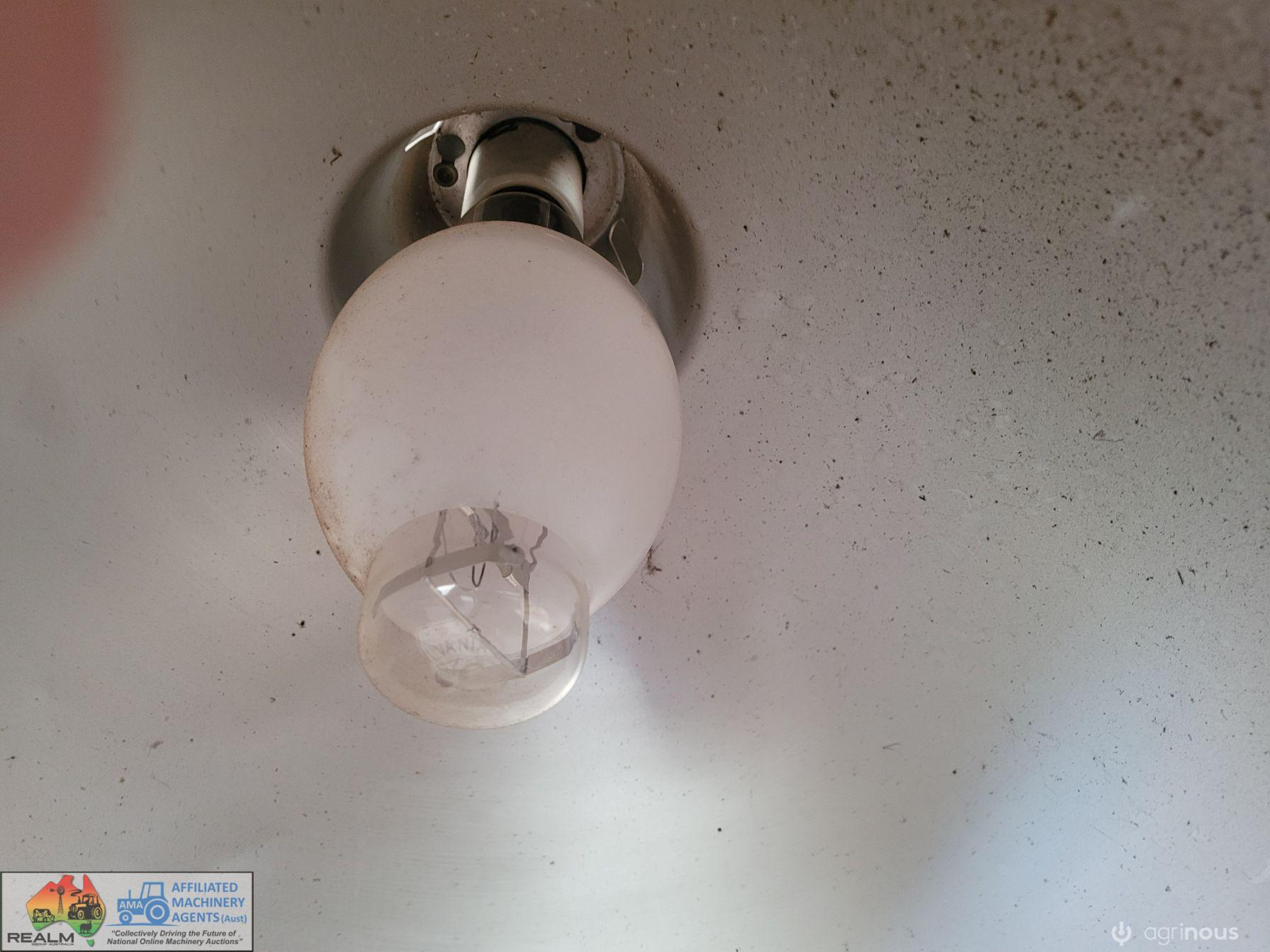 Sylvania Workshop Light & Spare Deflector - photo 2