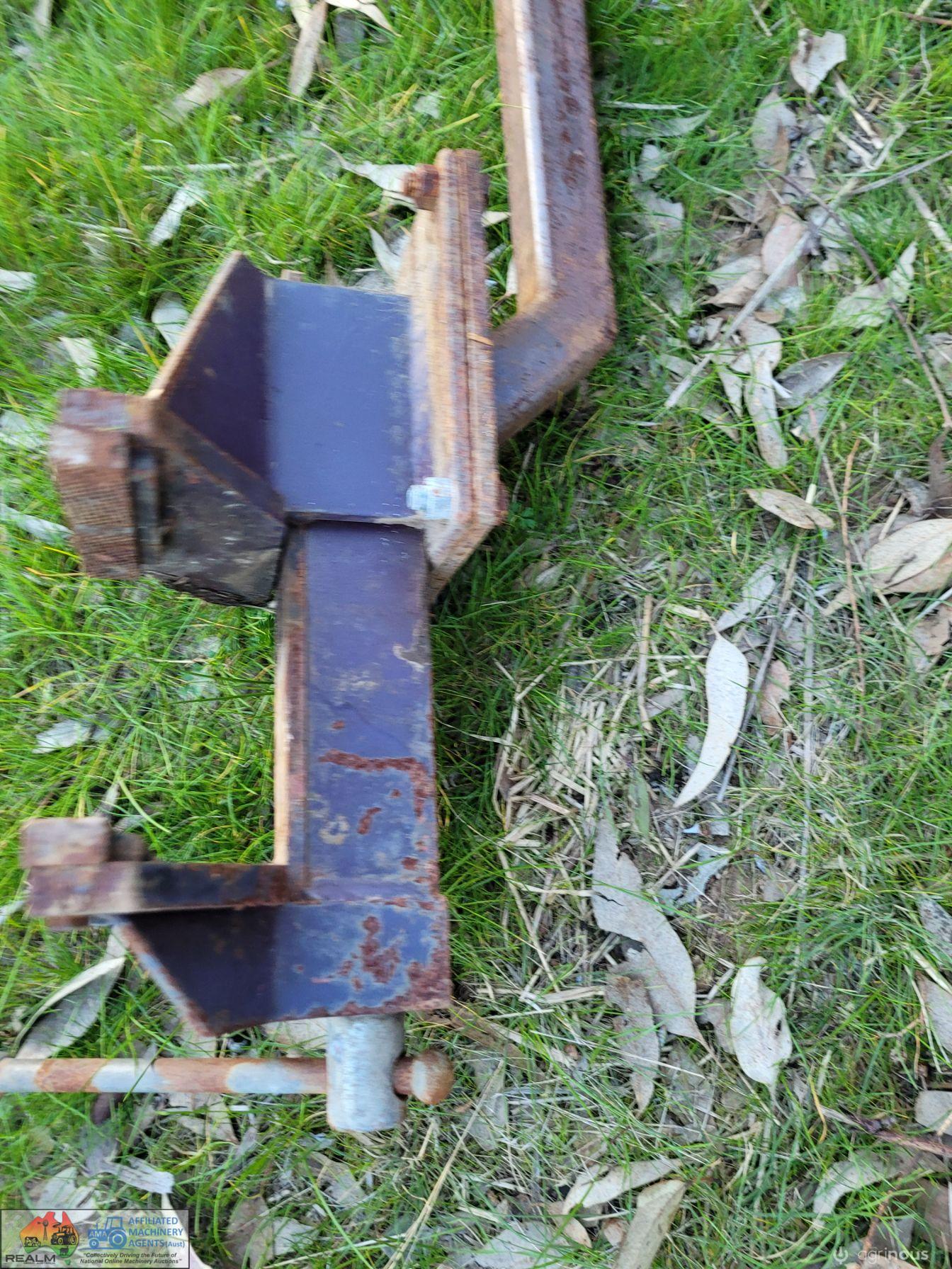 Solid Steel Vice with Towbar Mount