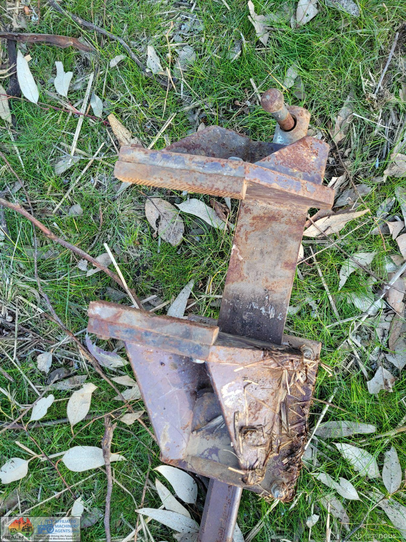 Solid Steel Vice with Towbar Mount - photo 6